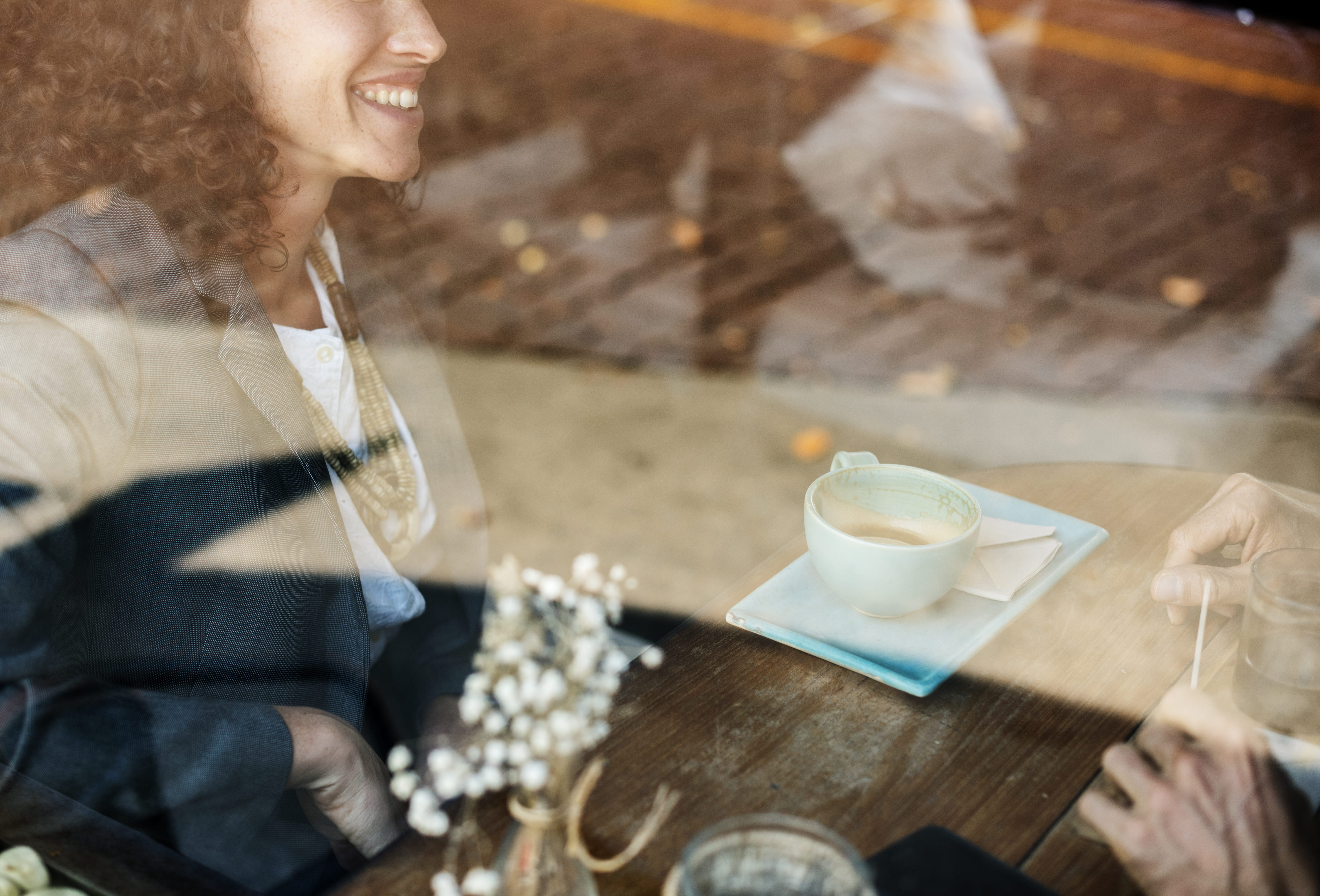 coffee, lifestyle, deal, wooden, 5K, reflection, women, one person, smiling, drink, blur, coffee break, portrait, indoors, refreshment, communication, HD Wallpaper