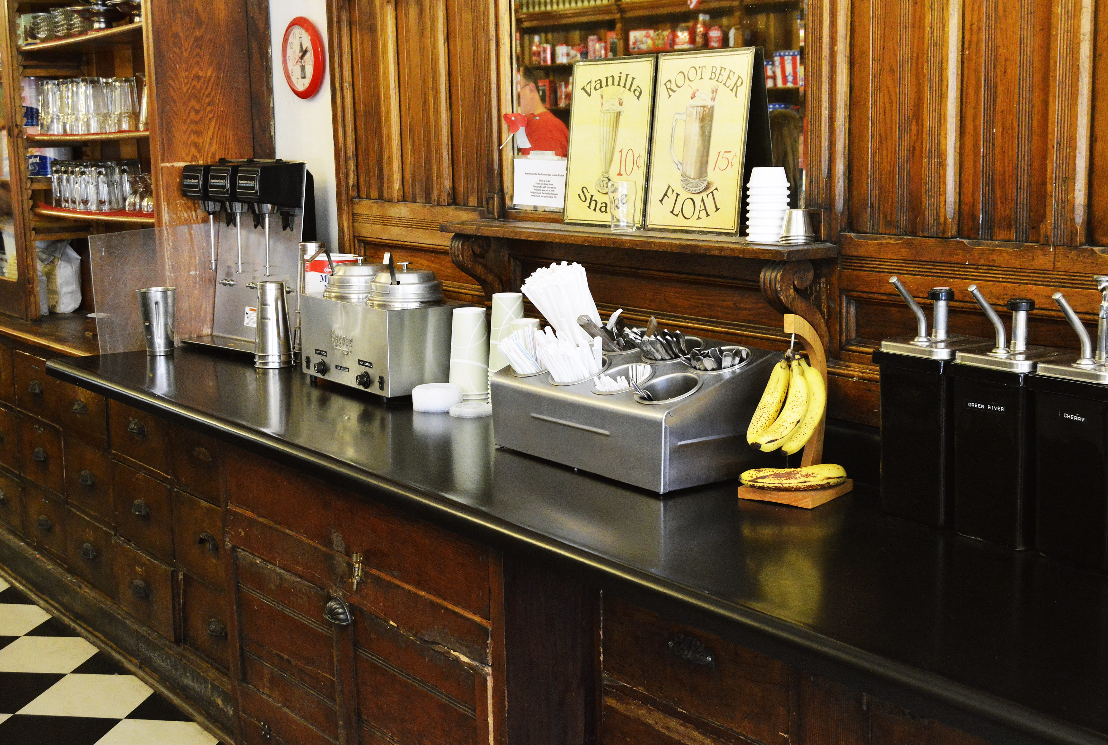 bananas, wood, large group of objects, counter, vintage, retail, utensils, wood - material, retro, still life, kitchen, shake, root beer float, area, cabinet, HD Wallpaper