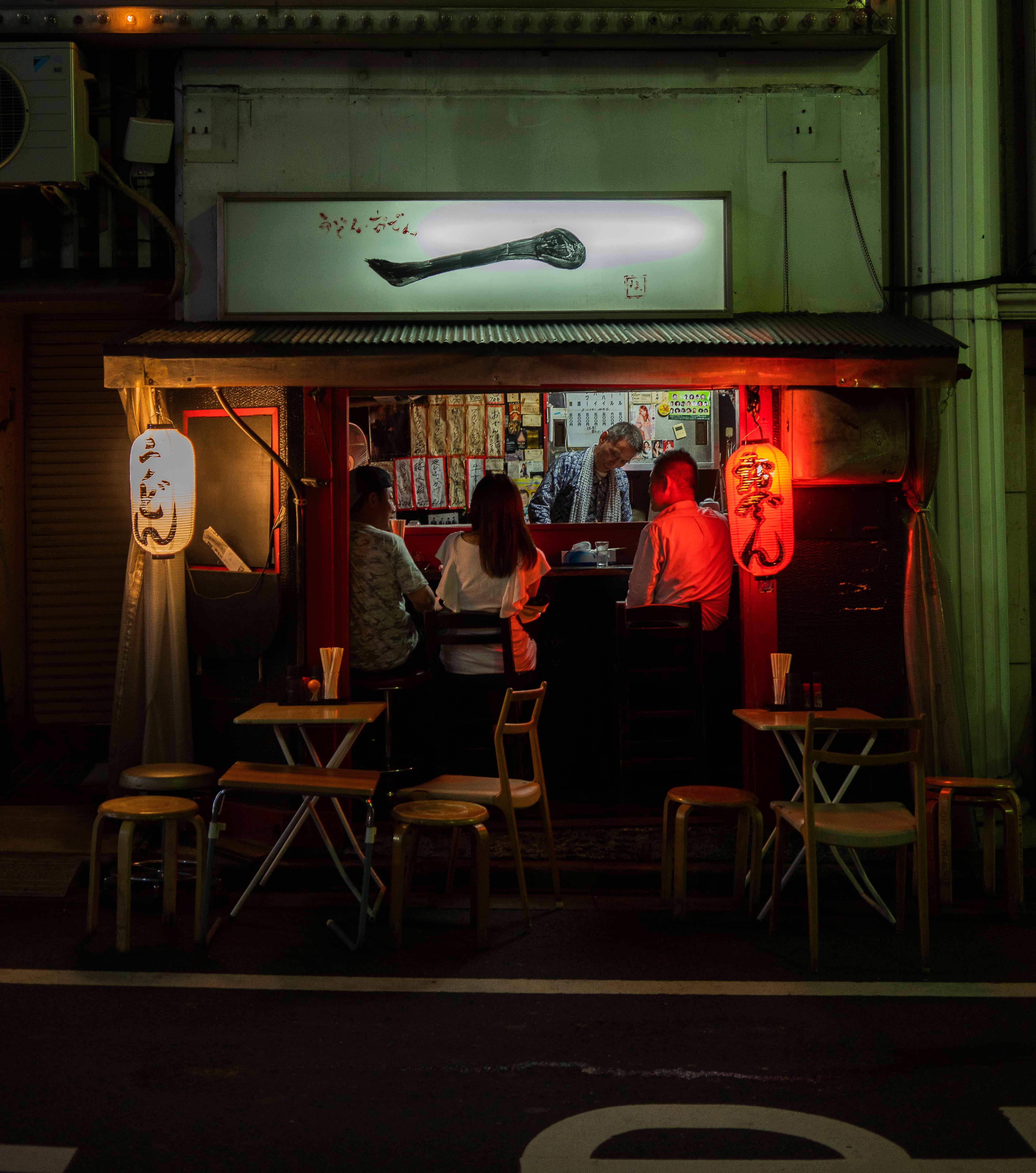 rear view, occupation, women, bar stool, business, human, dish, men, person, buffet, illuminated, food court, food, furniture, diner, pub, s, casual clothing, Phone HD Wallpaper