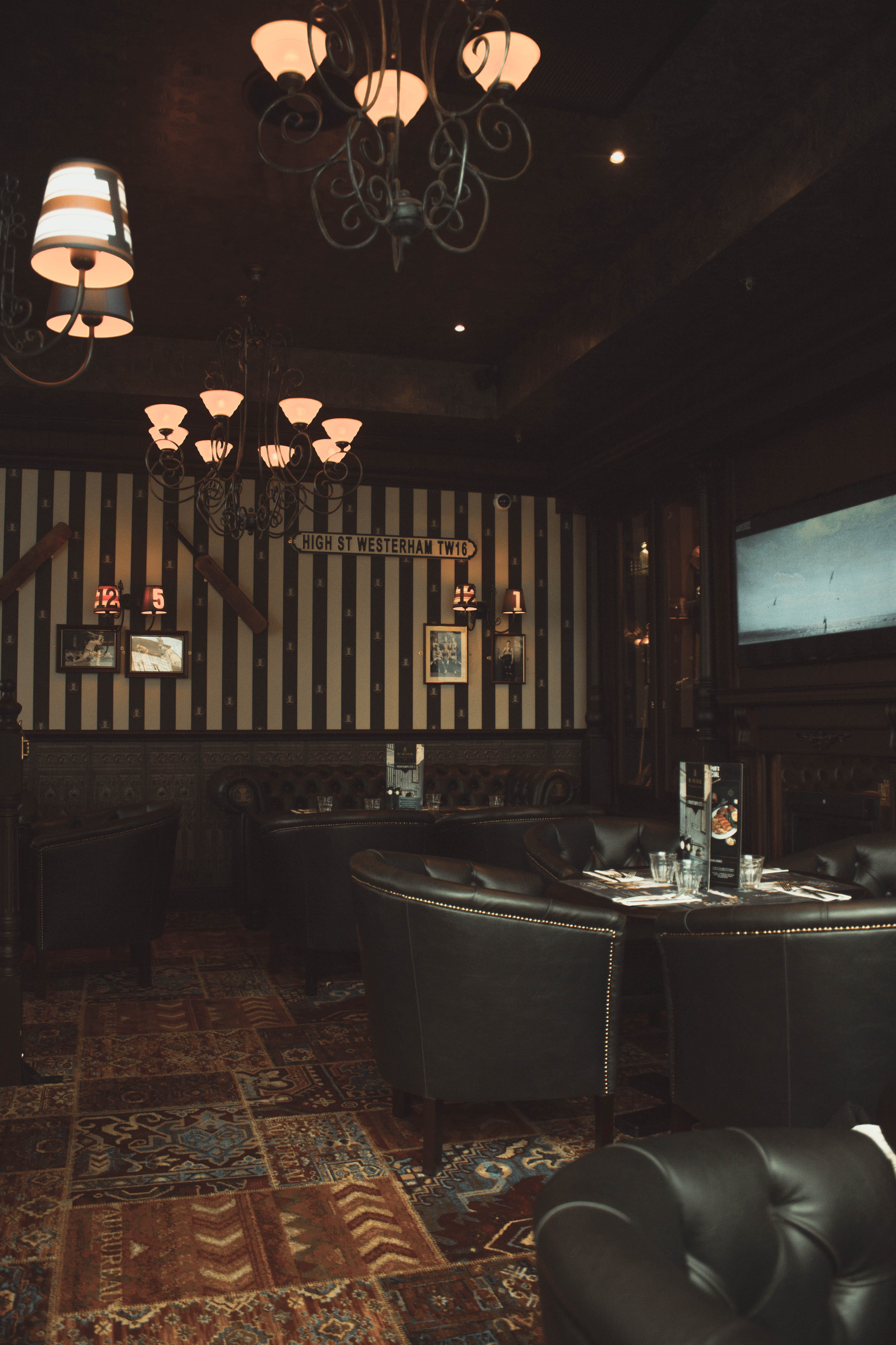 black, architecture, flooring, hardwood, bar counter, electric lamp, lobby, indoors, seat, waiting room, pendant light, reception, dining room, hanging, Phone HD Wallpaper