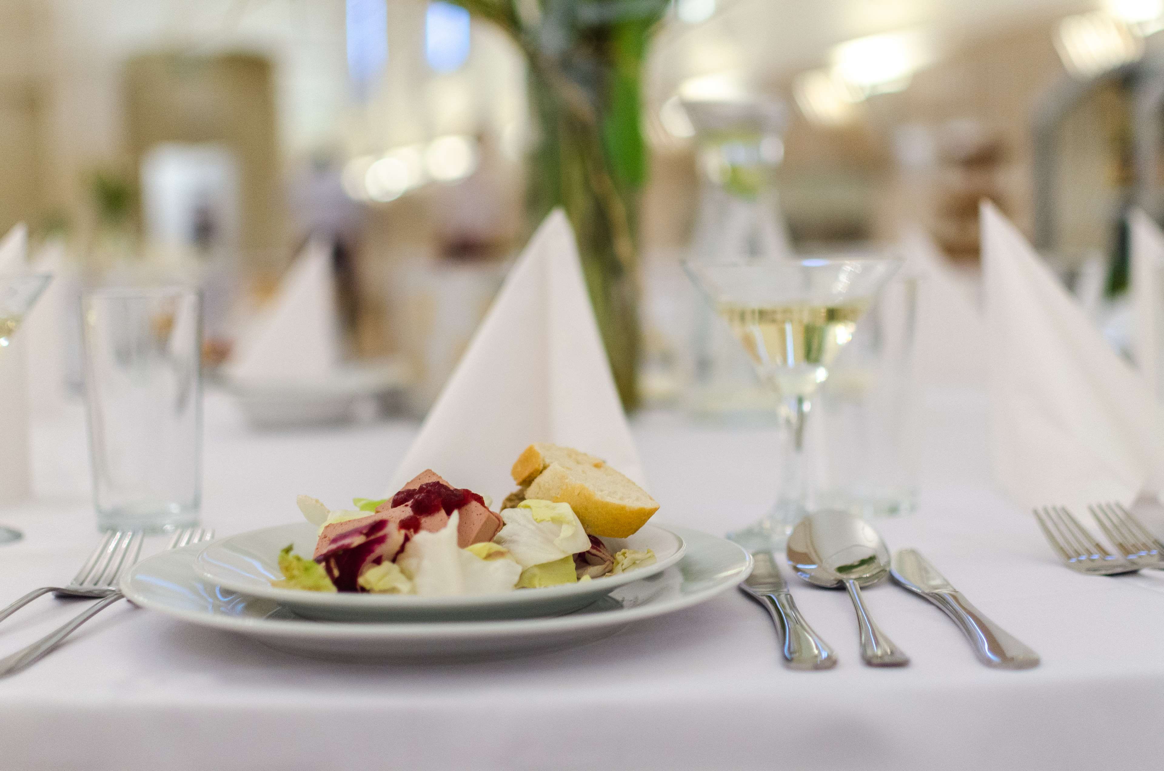 drinking glass, table, decoration, party, fork, no people, anniversary, kitchen utensil, plate, wineglass, napkin, eating utensil, restaur, arrangement, HD Wallpaper