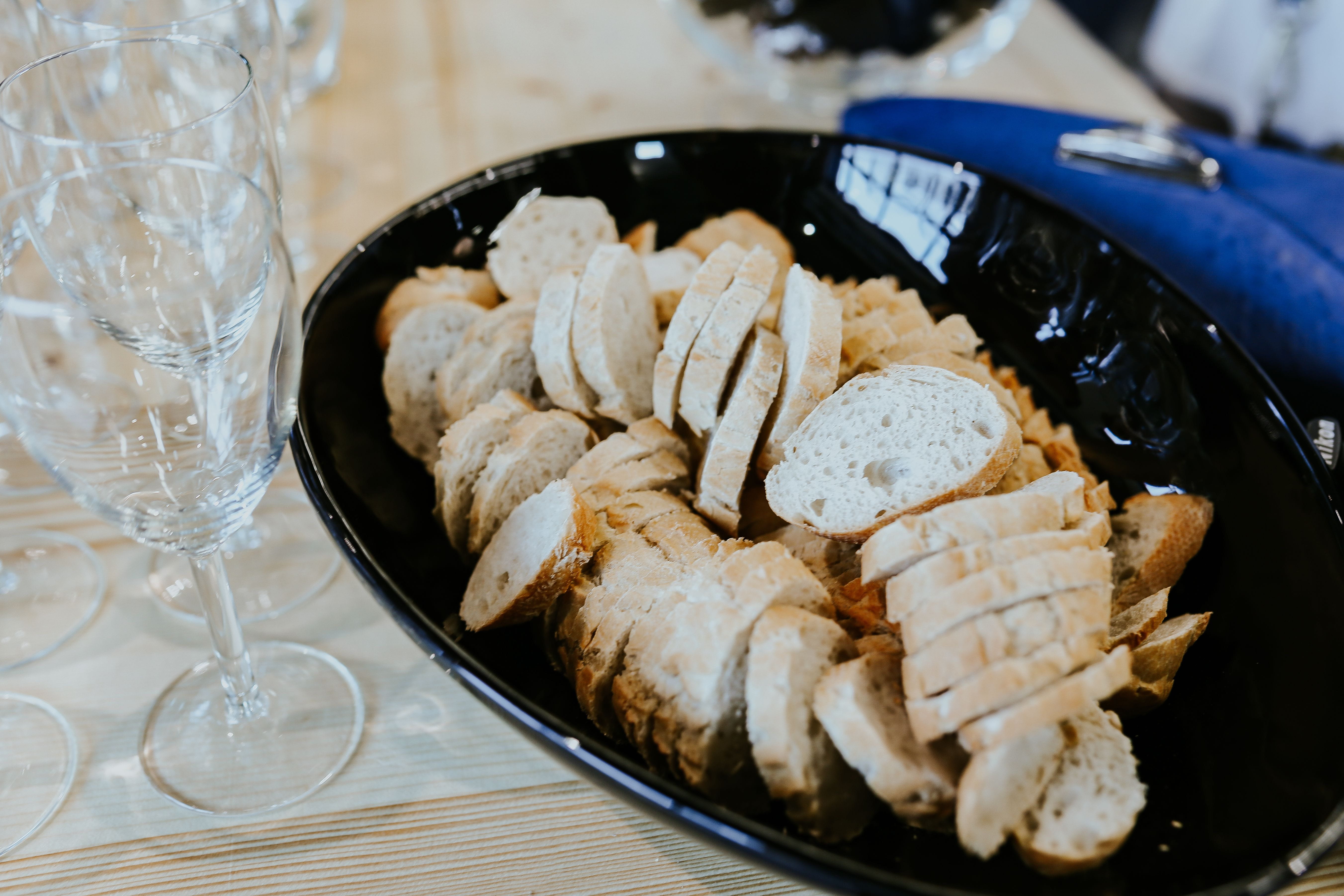 focus on foreground, stylish, wellbeing, selective focus, food And Drink, plates, breakfast, freshness, glasses, 5K, drinking glass, bread, meat, healthy eating, HD Wallpaper