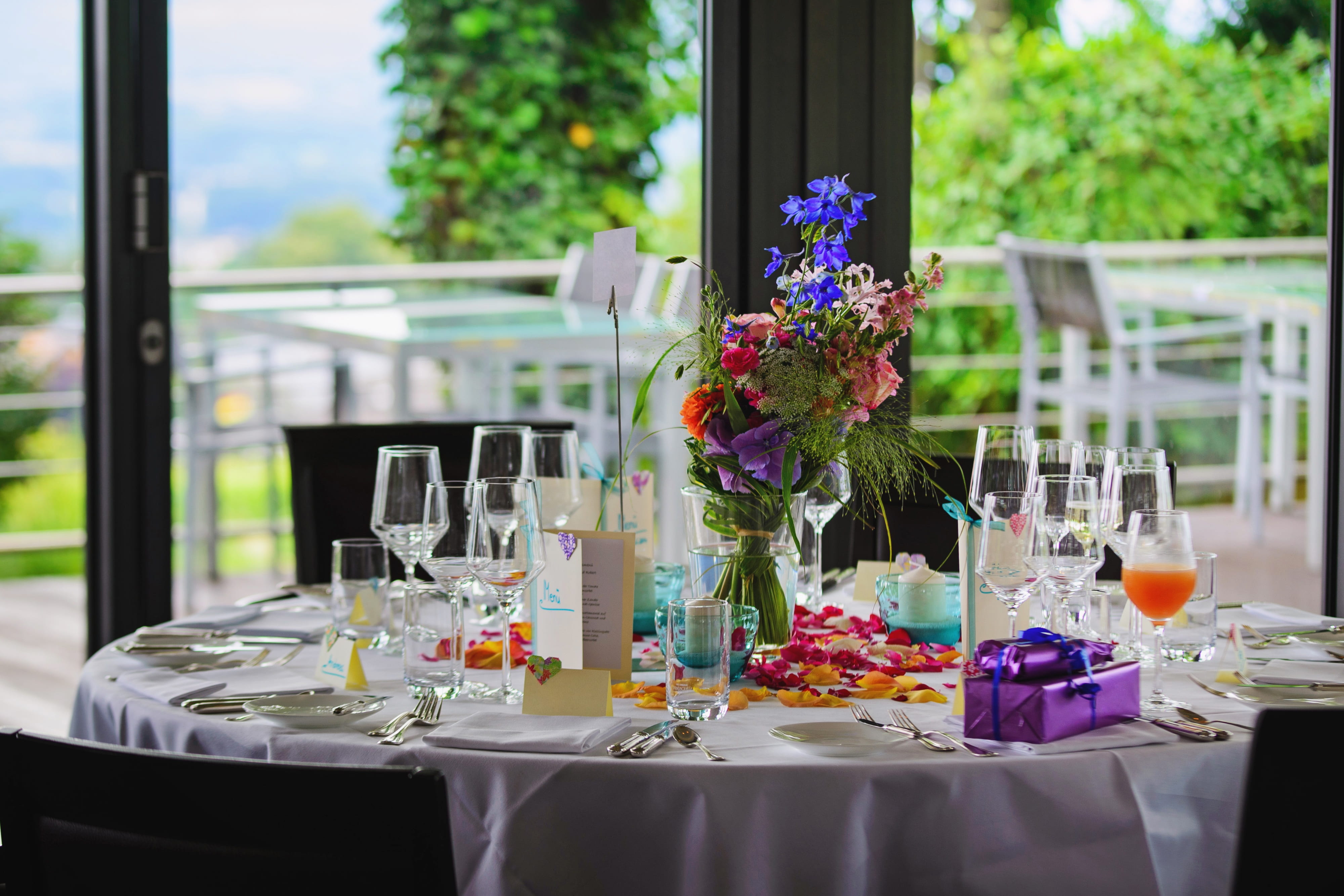 eat, party, vase, setting, meal, fixed, luxury, glass - material, freshness, flowering plant, dinner, catering, dining, restaurant, plate, fork, 4K, drinking glass, HD Wallpaper