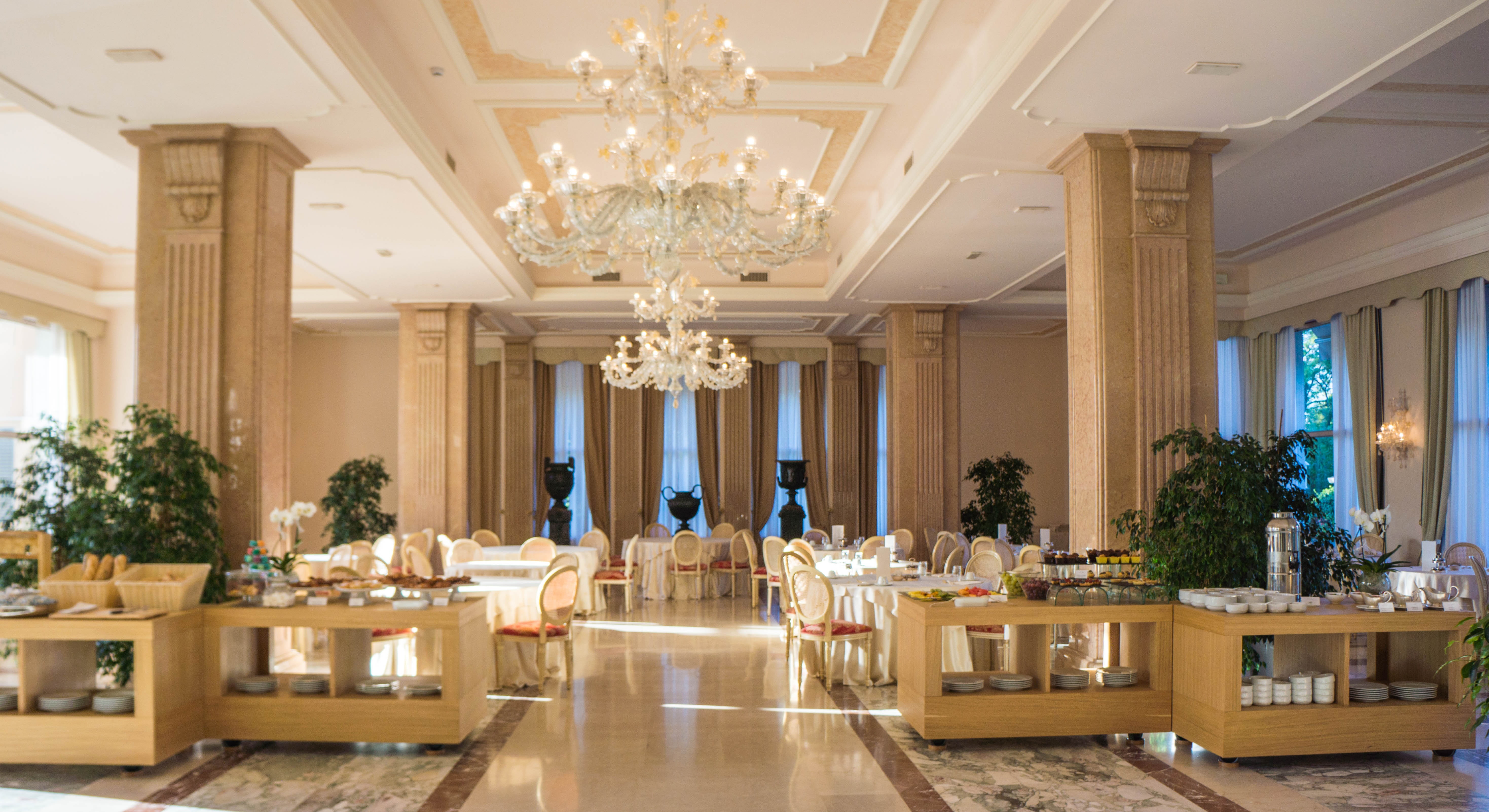 lobby, 5K, chandelier, lighting equipment, drink, restaurant, hall, restaurant interior, decor, home, eat, dining, eating, table, lake garda, sirmione, HD Wallpaper
