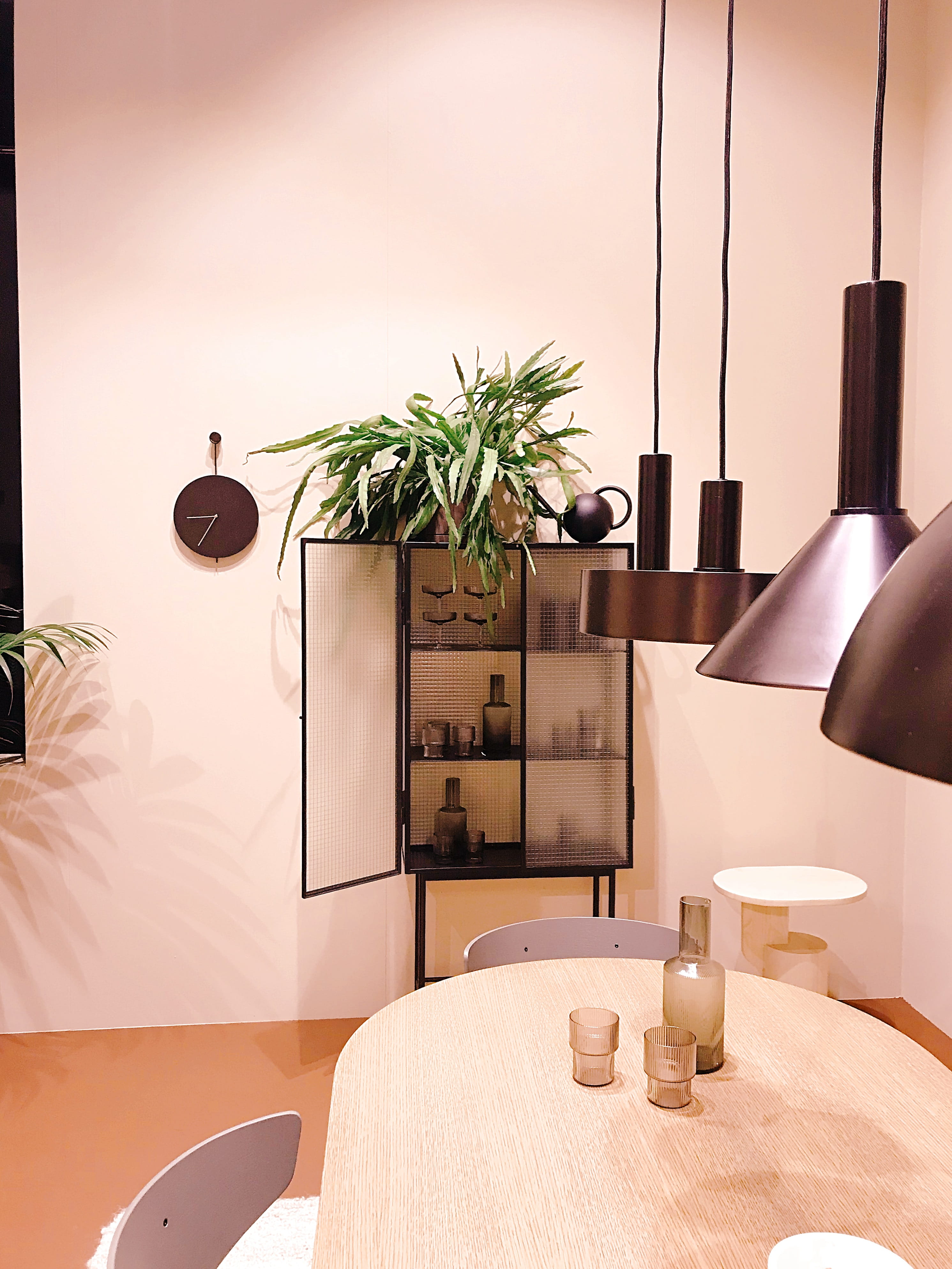potted plant, absence, modern, lamp, indoors, dining table, luxury, interior, plant, tabletop, home, food and drink, electric lamp, no people, minimalism, Phone HD Wallpaper