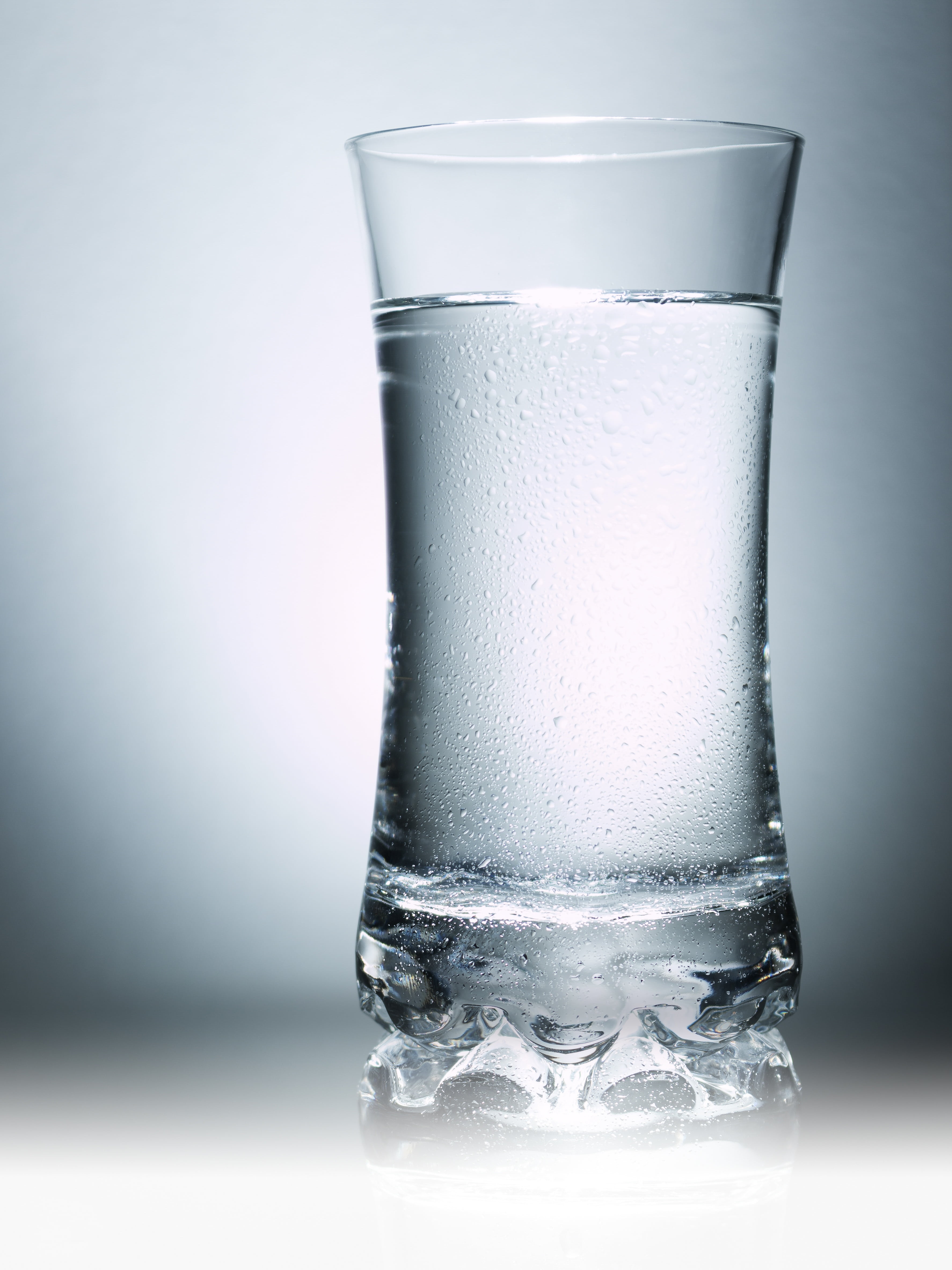 clear, mirroring, drinking glass, still life, drinking water, food and drink, no people, carbonated, 4K, close-up, drink, studio shot, freshness, indoors, Phone HD Wallpaper