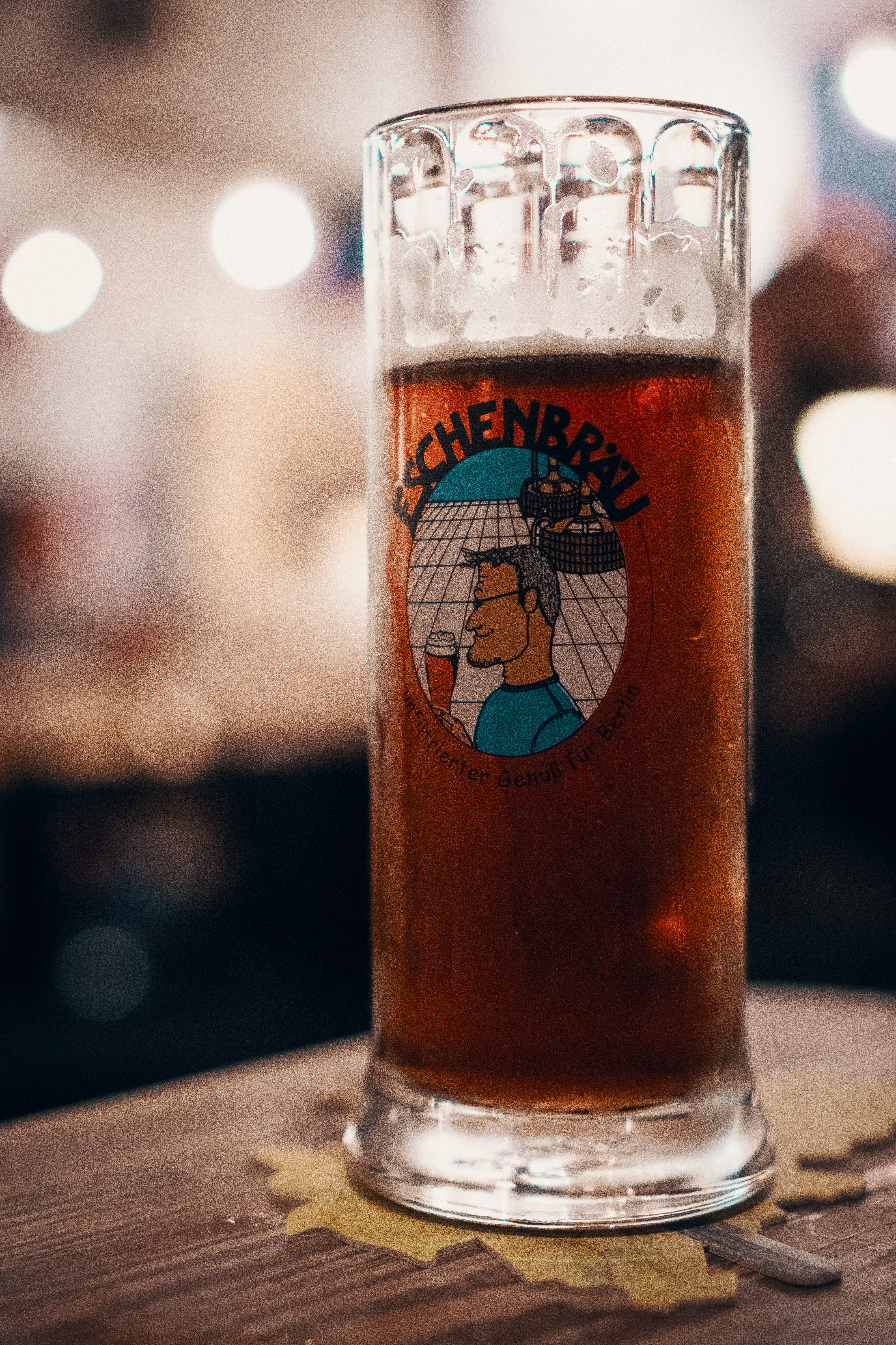 indoors, beer glass, focus on foreground, glass - material, close-up, still life, beer - alcohol, froth, clear, glass, household equipment, craft beer, Phone HD Wallpaper