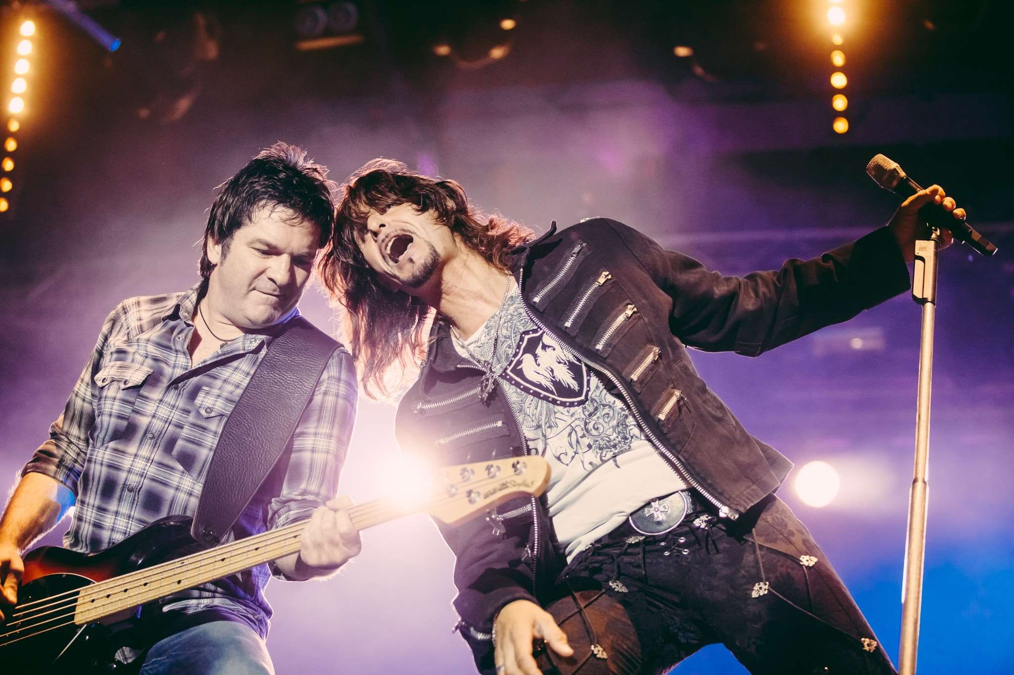 adult, guitar, concert, young men, event, singer, popular music concert, performance, nightlife, artist, rock music, microphone, women, show, music, instrument, HD Wallpaper