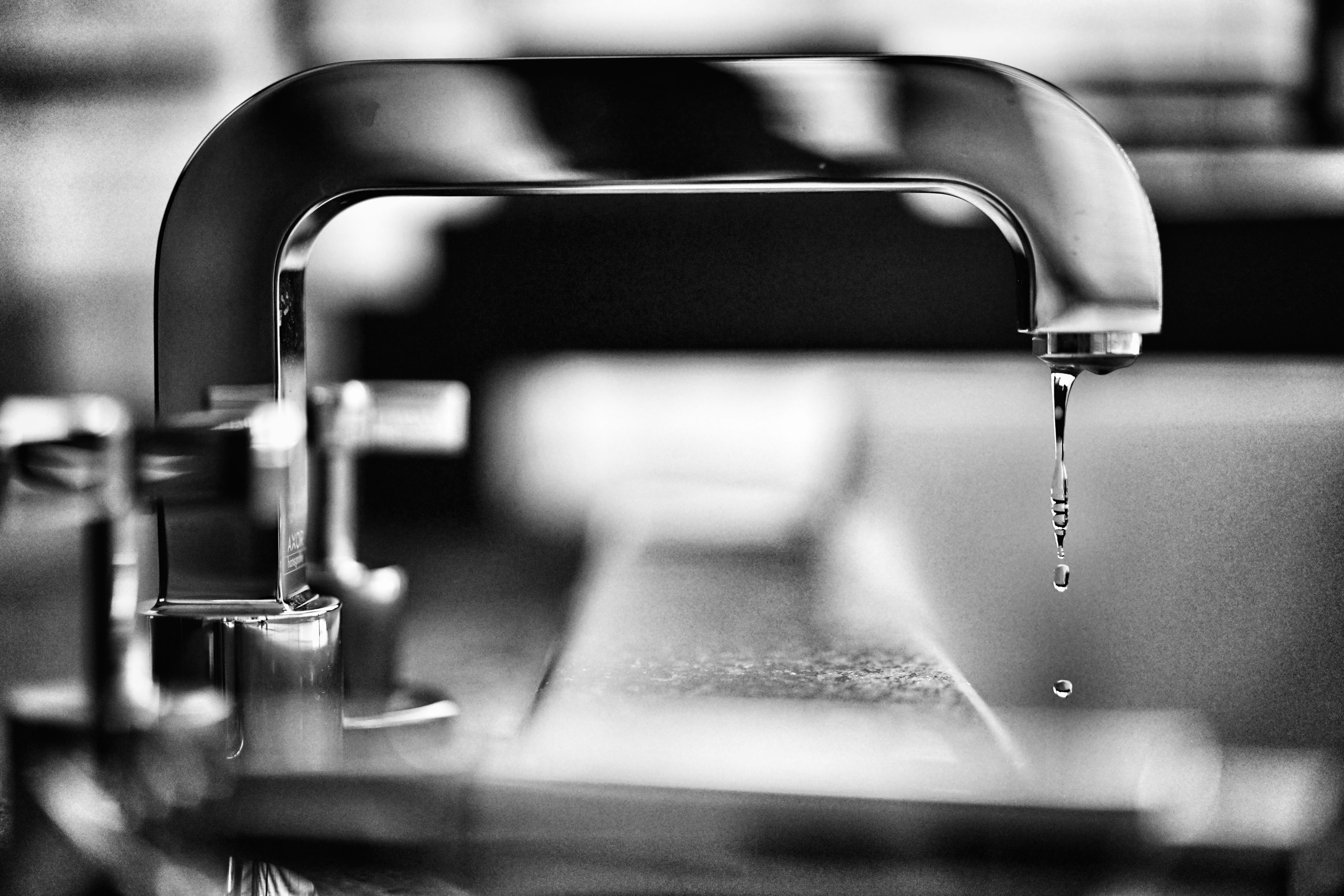 close, indoors, domestic room, black and white, in a row, steel, clean, photography, 5K, drop, close-up, selective focus, tap, seat, kitchen, no people, HD Wallpaper