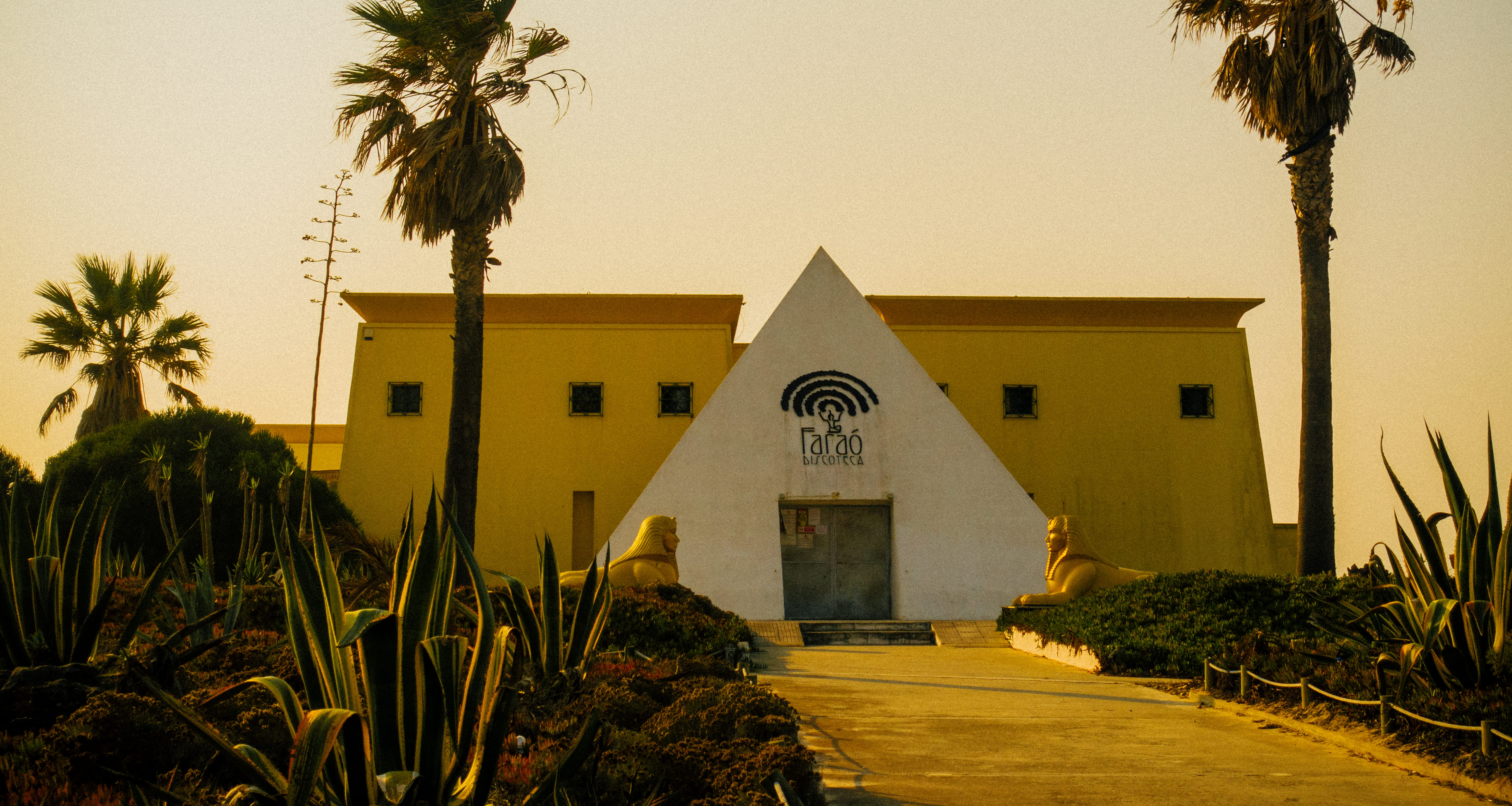 place of worship, discoteca farao, 5K, palm tree, disco, palm trees, outdoors, plant, spirituality, sphynx, sky, sunset, architecture, religion, desert, HD Wallpaper