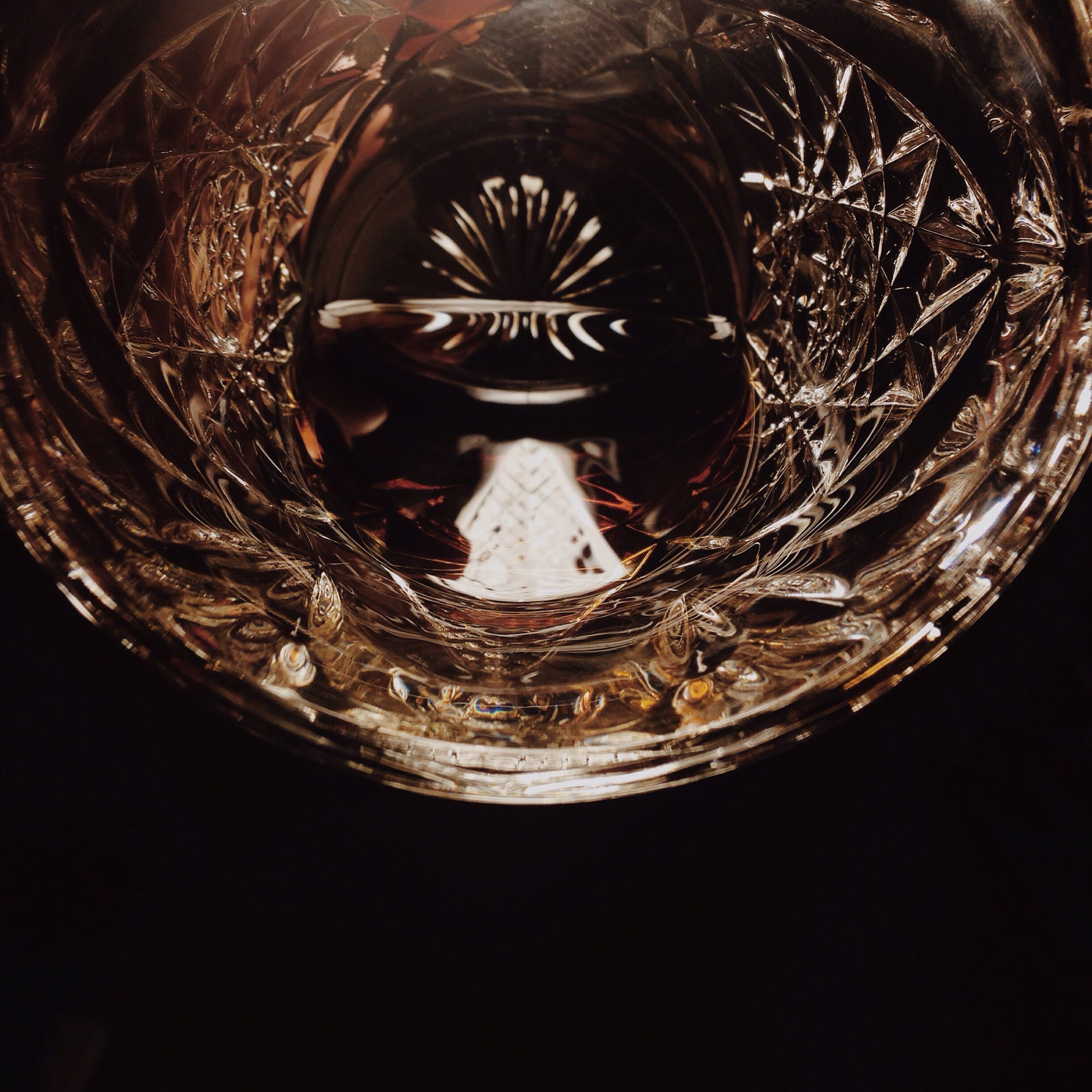 1080P, food and drink, sign, whisky, photography, verre, directly above, studio shot, no people, bottle, macro, indoors, black background, bicchiere, drink, Phone HD Wallpaper