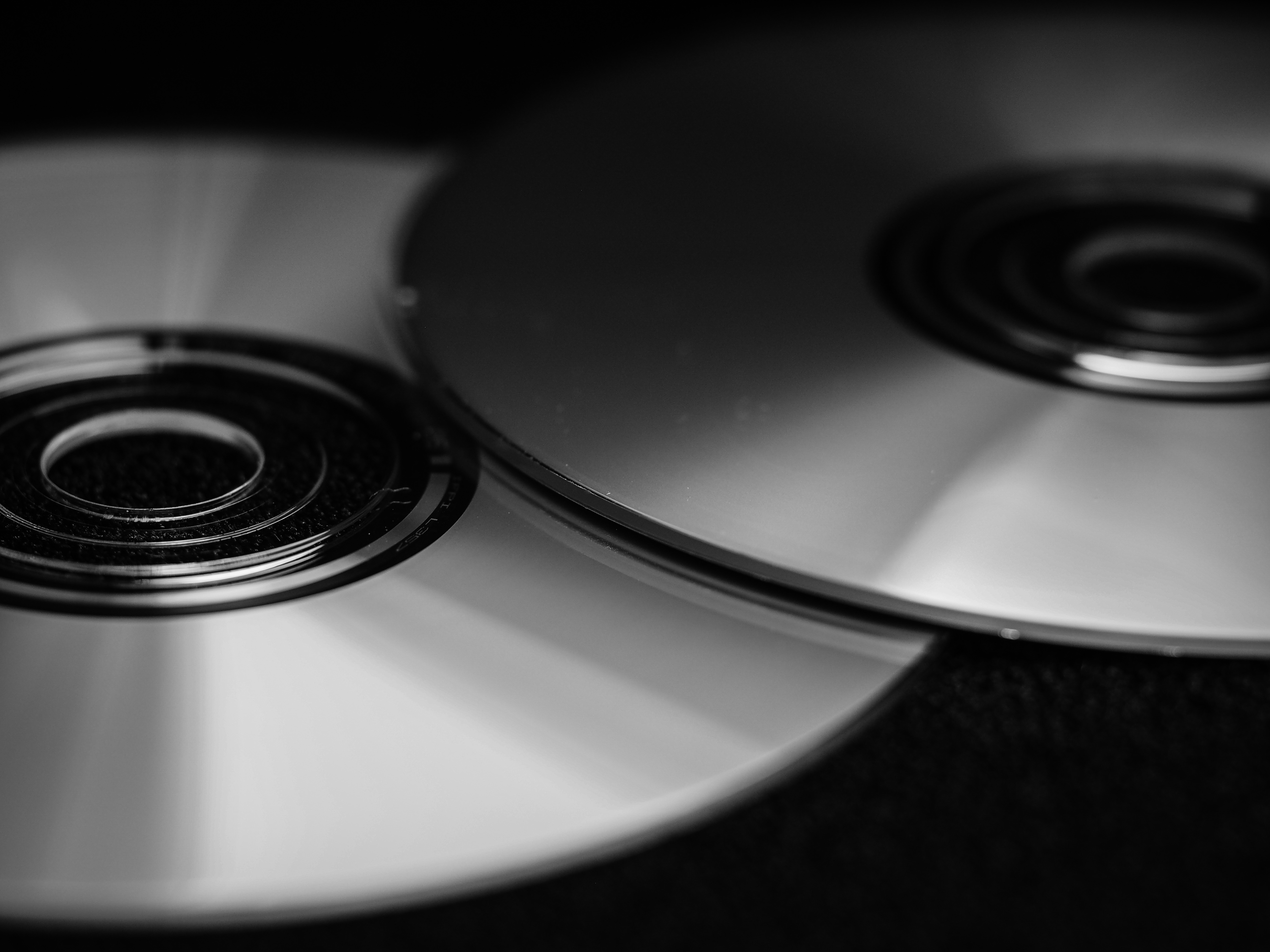 circle, hang up, data store, motion, edge, discs, technology, high angle view, compact, nightlife, glassy, dvd, extreme close-up, computer, equipment, studio shot, HD Wallpaper