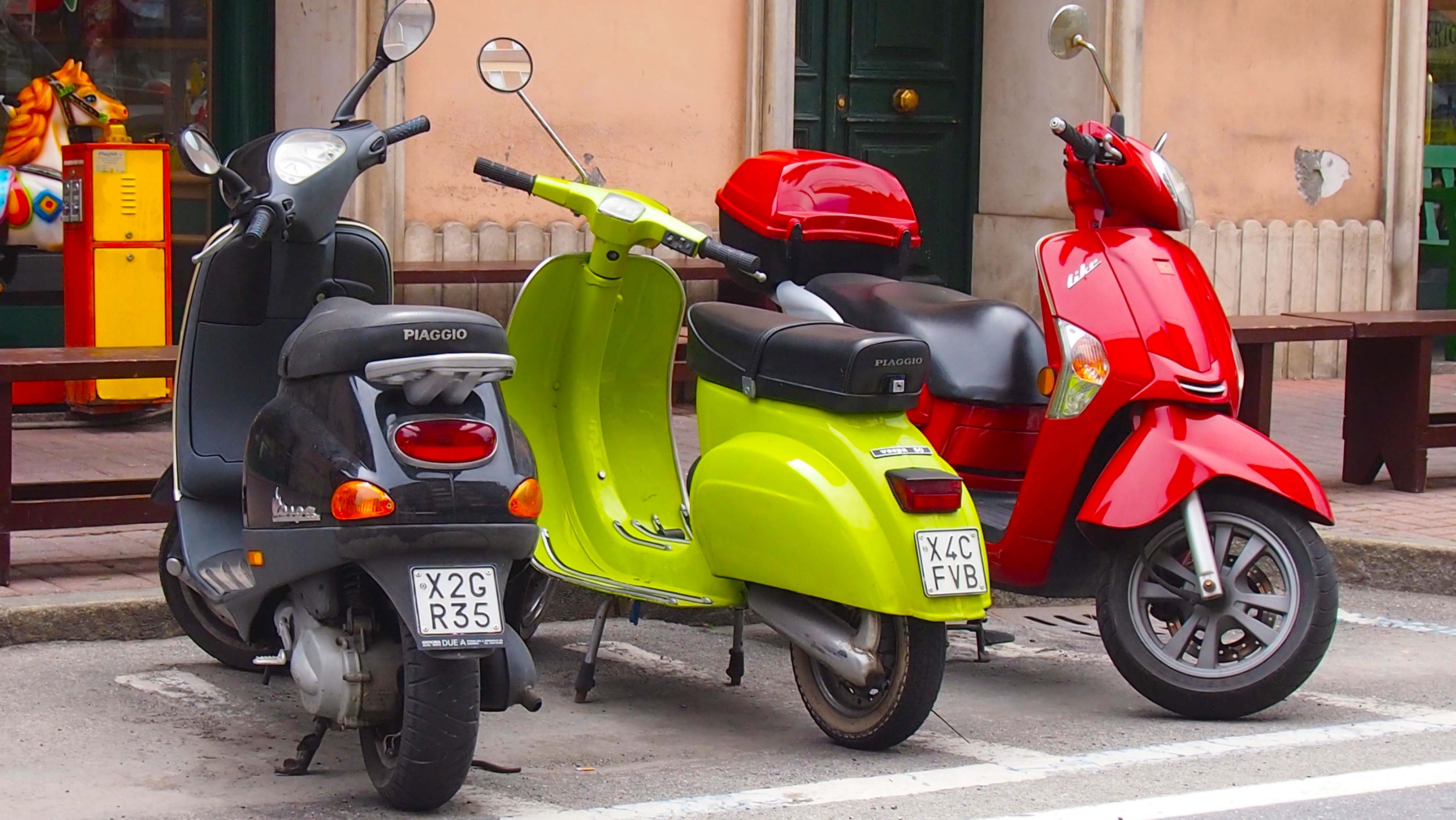 italy, no people, green, land vehicle, road, travel, building exterior, outdoors, red, bike, wheel, architecture, beneath, parked, motor vehicle, street, HD Wallpaper