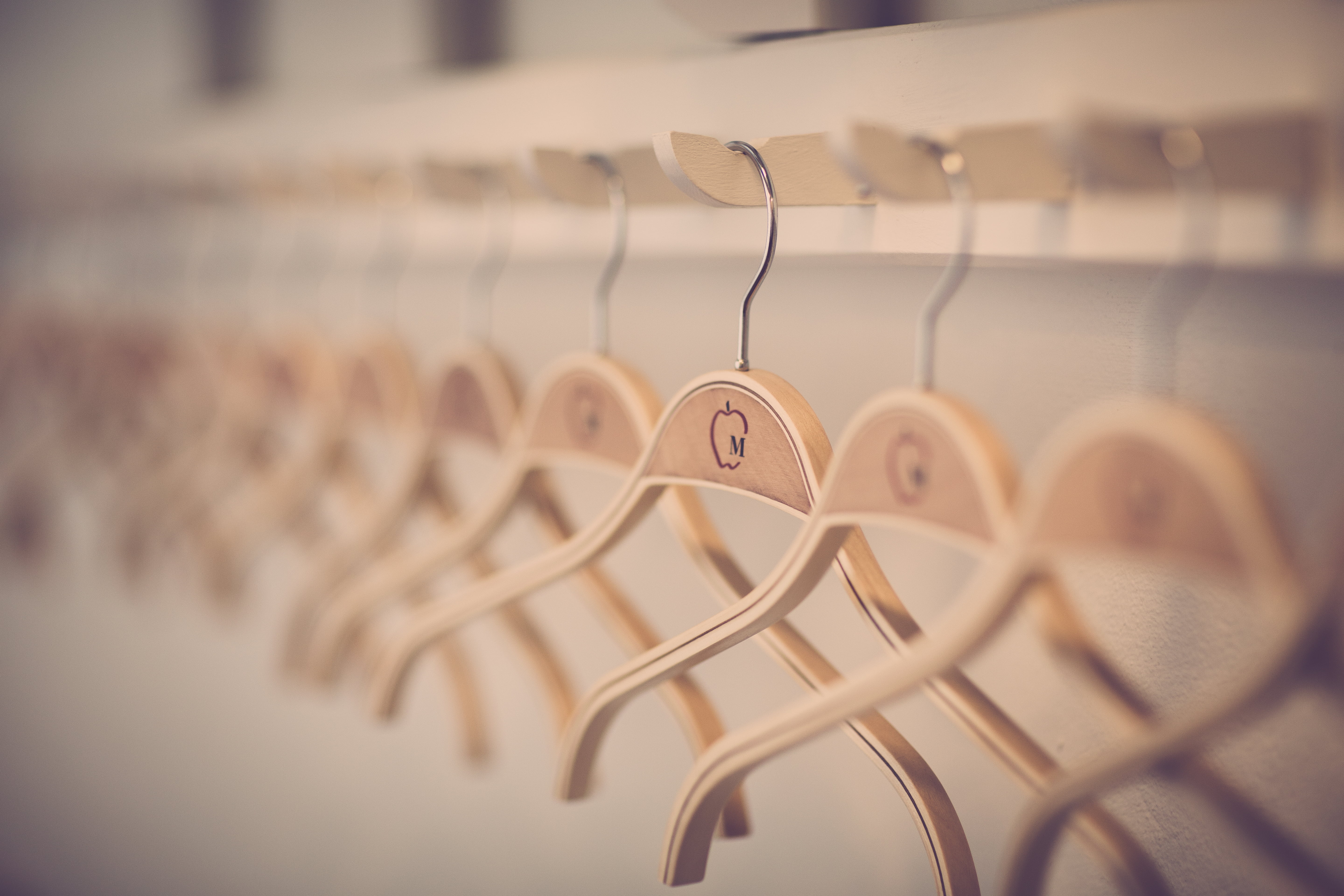 abundance, rack, modern, still life, pattern, choice, consumerism, hanging, 5K, clothes rack, organized, focus, design, coat hook, in a row, metal, hangers, HD Wallpaper