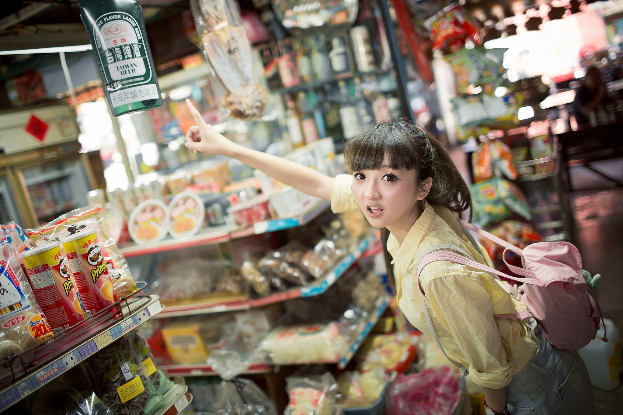 consumerism, childhood, women, lifestyles, market, groceries, retail, 1080P, food, casual clothing, standing, store, choice, buying, shopping, portrait, HD Wallpaper