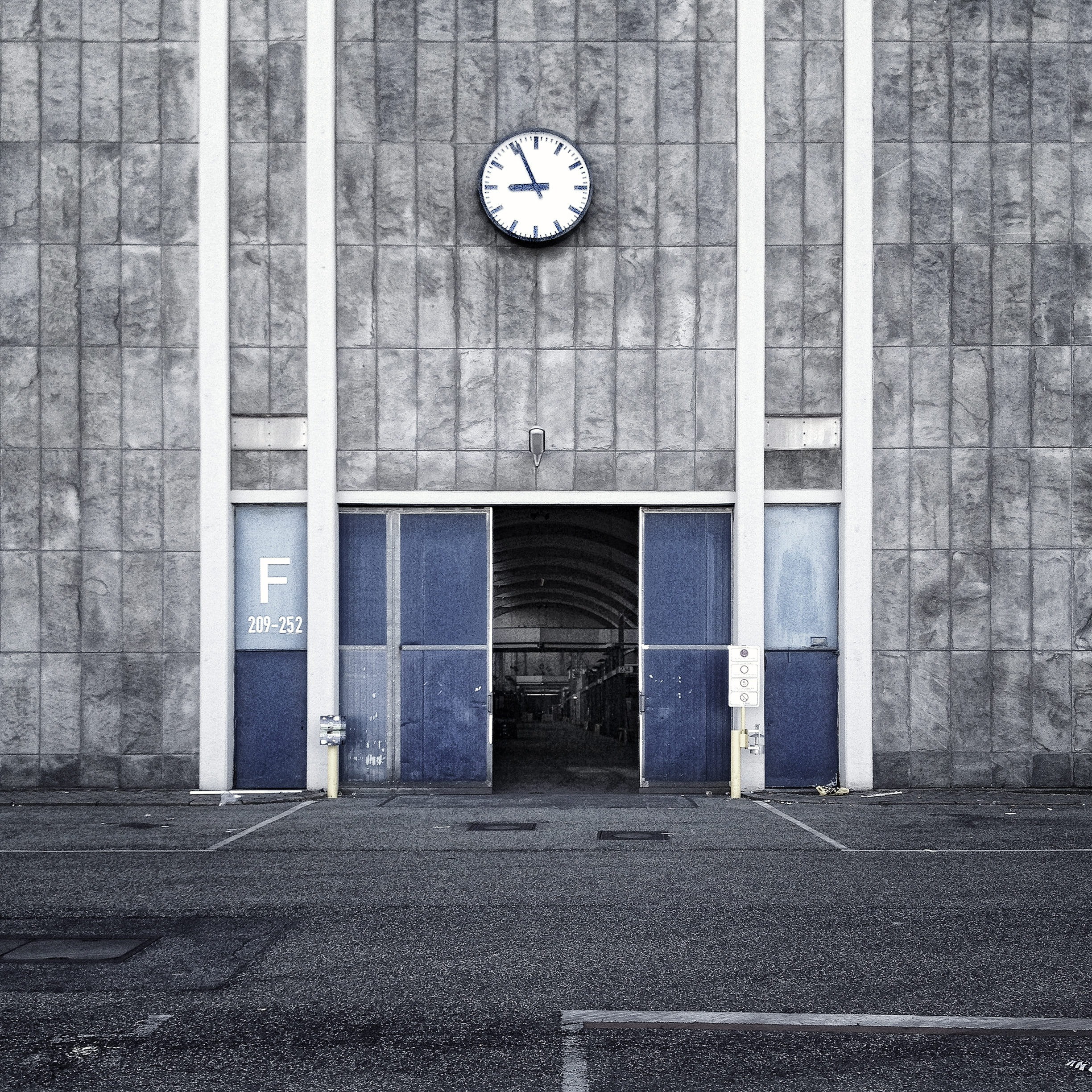 architecture, empty, wall, no people, architectural column, square, sign, time, hamburg, hypermarket, 1080P, transportation, building, direction, built structure, Phone HD Wallpaper