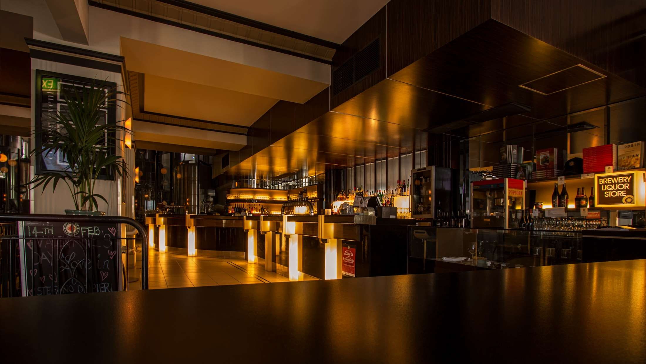 interior design, people, modern, beer, lights, reflecti, bottle, casual, bar - drink establishment, inside, glass, hotel, interior, indoors, architecture, HD Wallpaper
