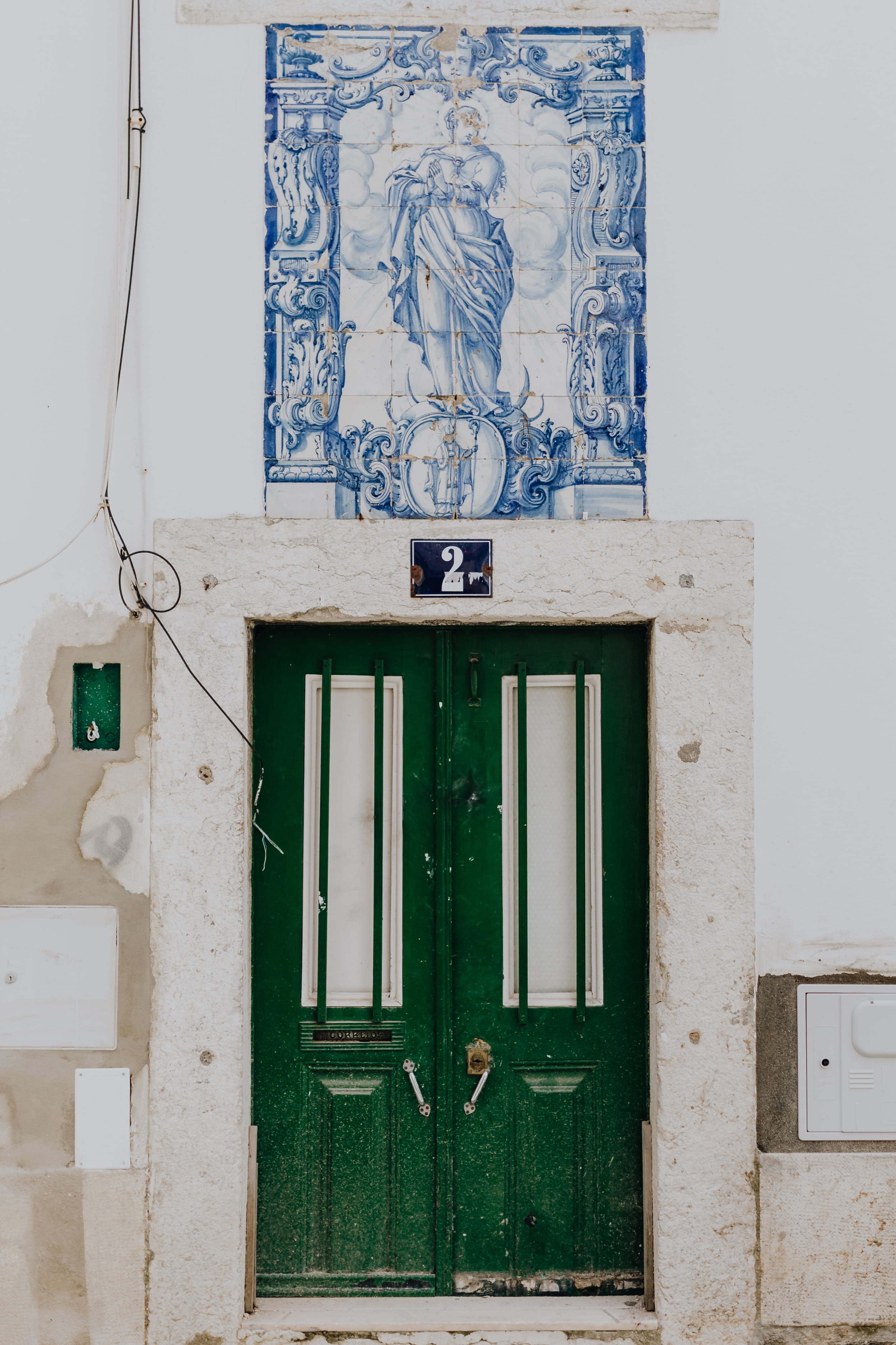electric lamp, 4K, lisboa, facade, wall - building feature, door, Europe, no people, lighting equipment, house, closed, built structure, wall, green color, Phone HD Wallpaper