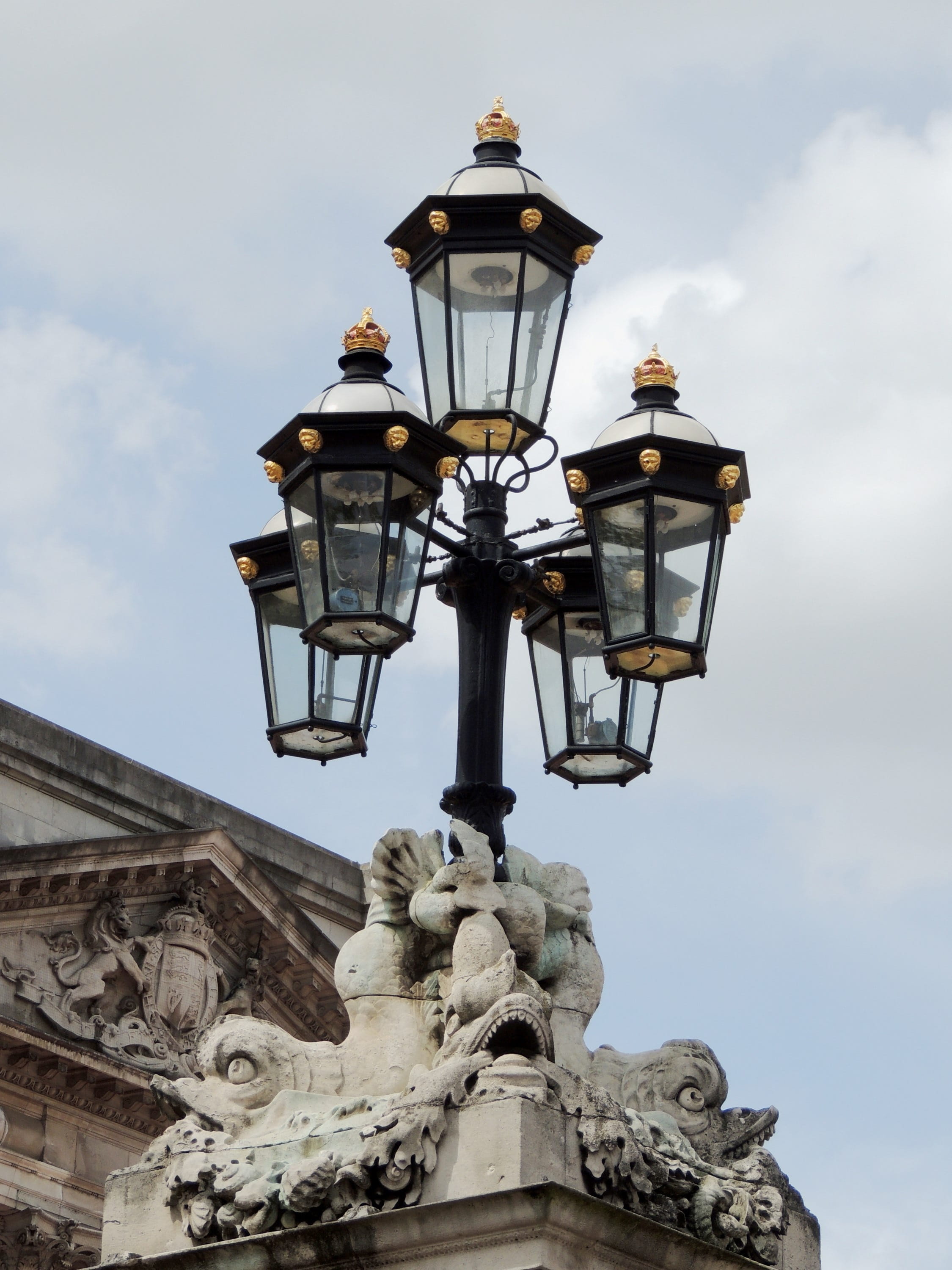 creativity, london, capital, lanterns, no people, united kingdom, famous, built structure, emblem, art and craft, buckingham-palace, sky, nature, street light, Phone HD Wallpaper