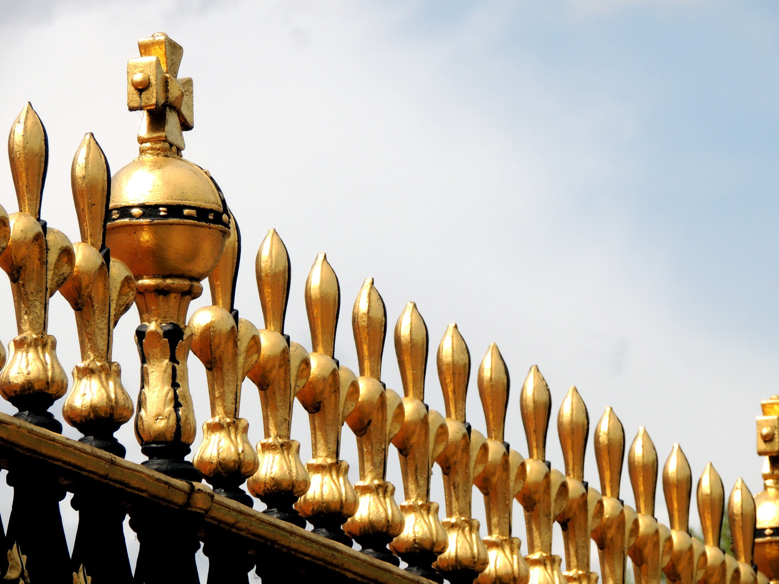 monument, low angle view, united kingdom, day, place of worship, building, history, lighting equipment, spirituality, gilding, architecture, capital, belief, HD Wallpaper