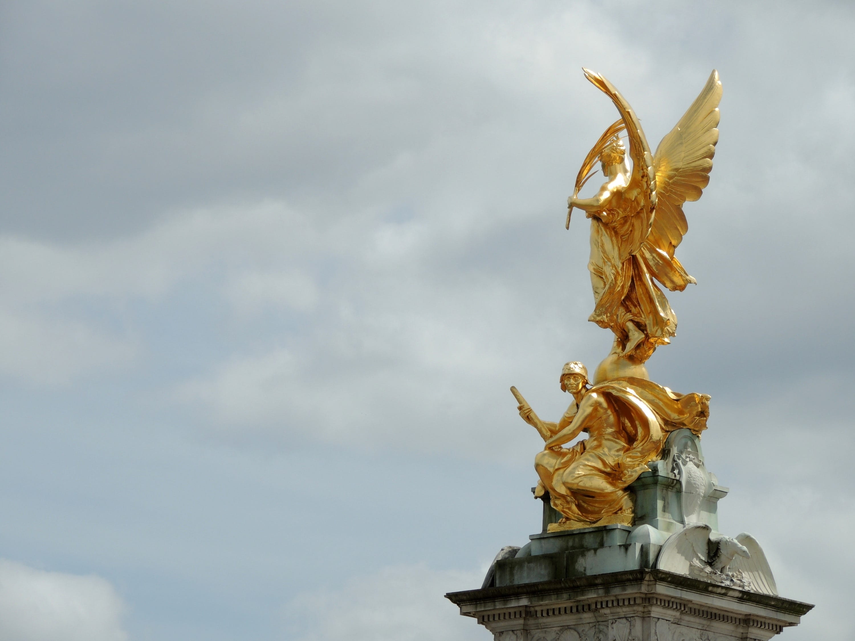 the past, monument, buckingham-palace, cloud - sky, architecture, england, low angle view, art and craft, sky, statue, 2K, culture, emblem, capital, day, HD Wallpaper