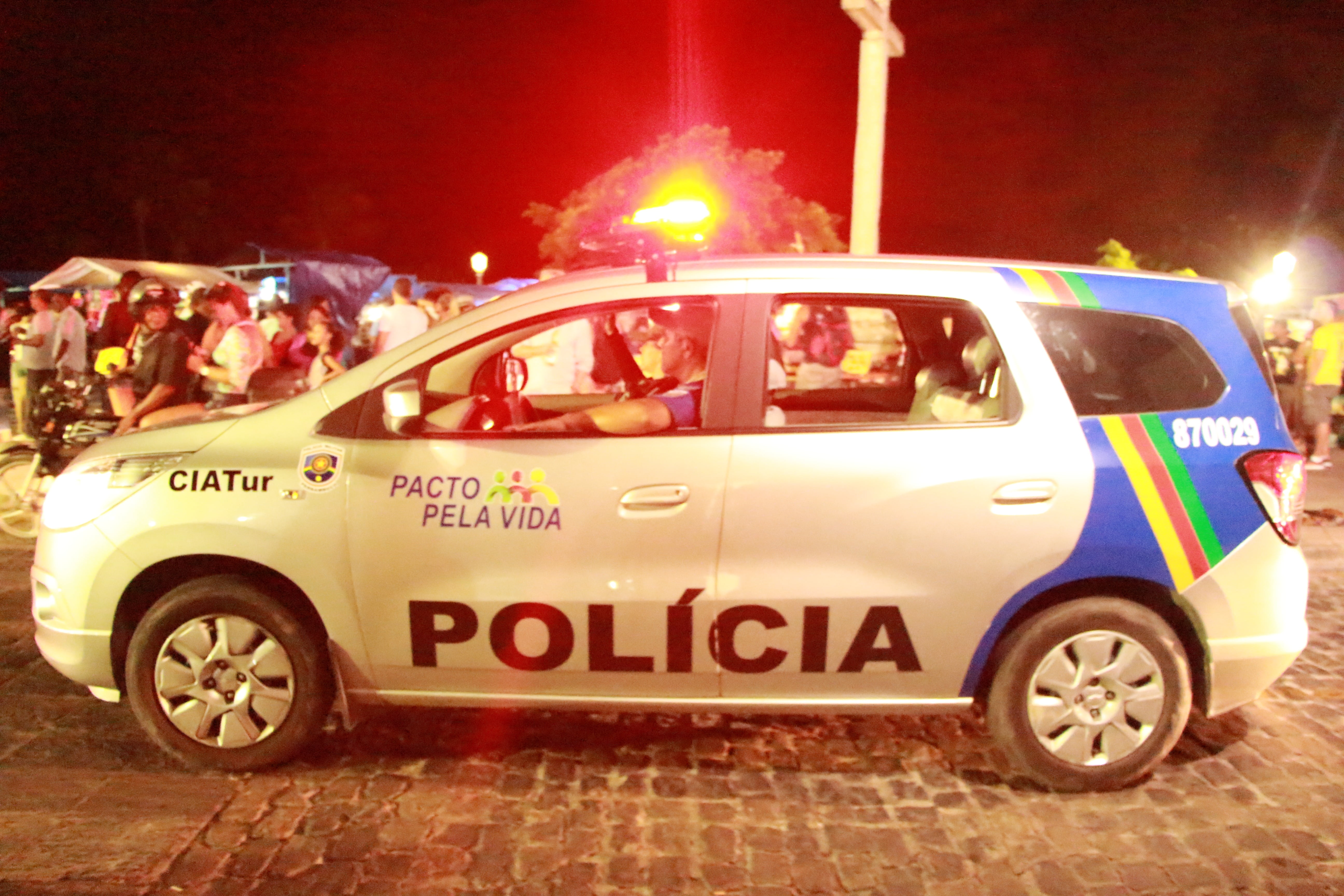 night, motor vehicle, mode of transportation, group of people, western script, transportation, police, law, car, text, street, authority, pernambuco, responsibility, HD Wallpaper