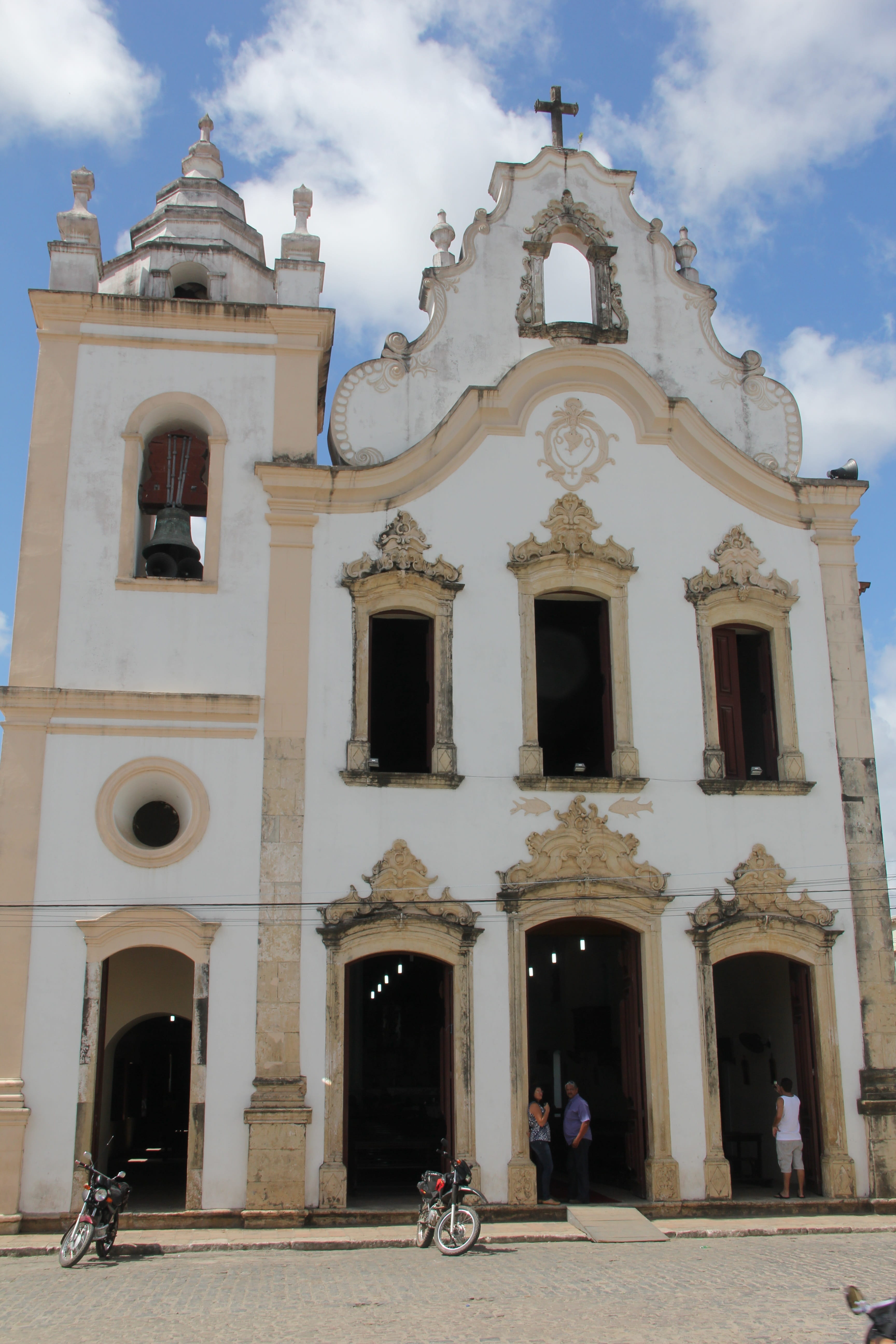 of black men, sky, facade, architectural column, incidental people, Church, travel destinations, place of worship, outdoors, group of people, goias, pernambuco, Phone HD Wallpaper