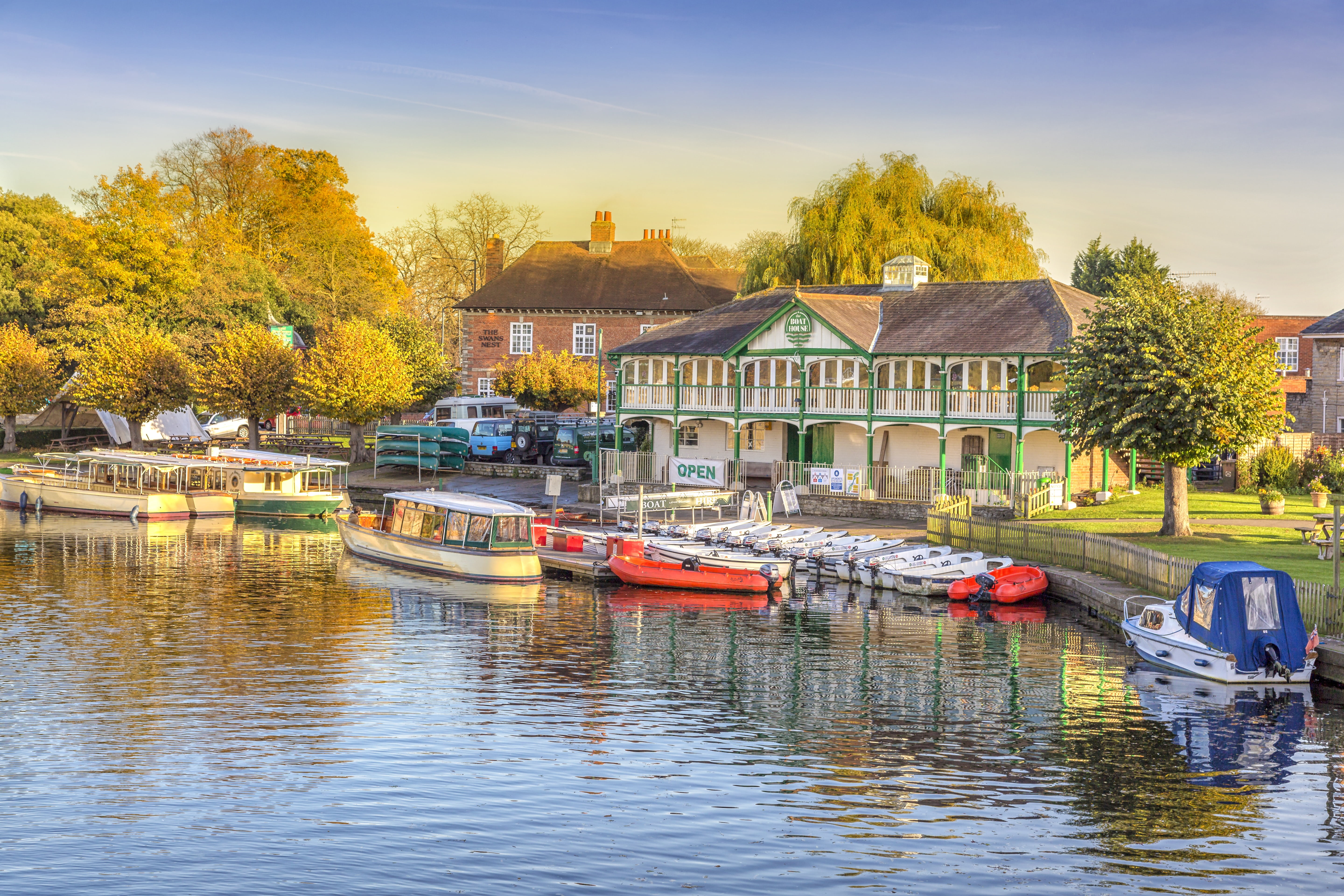outdoors, riverboats, cityscape, tranquil, moored, colourful, plant, autumn, riverside, stratford upon avon, nautical Vessel, built structure, scene, amsterdam, HD Wallpaper