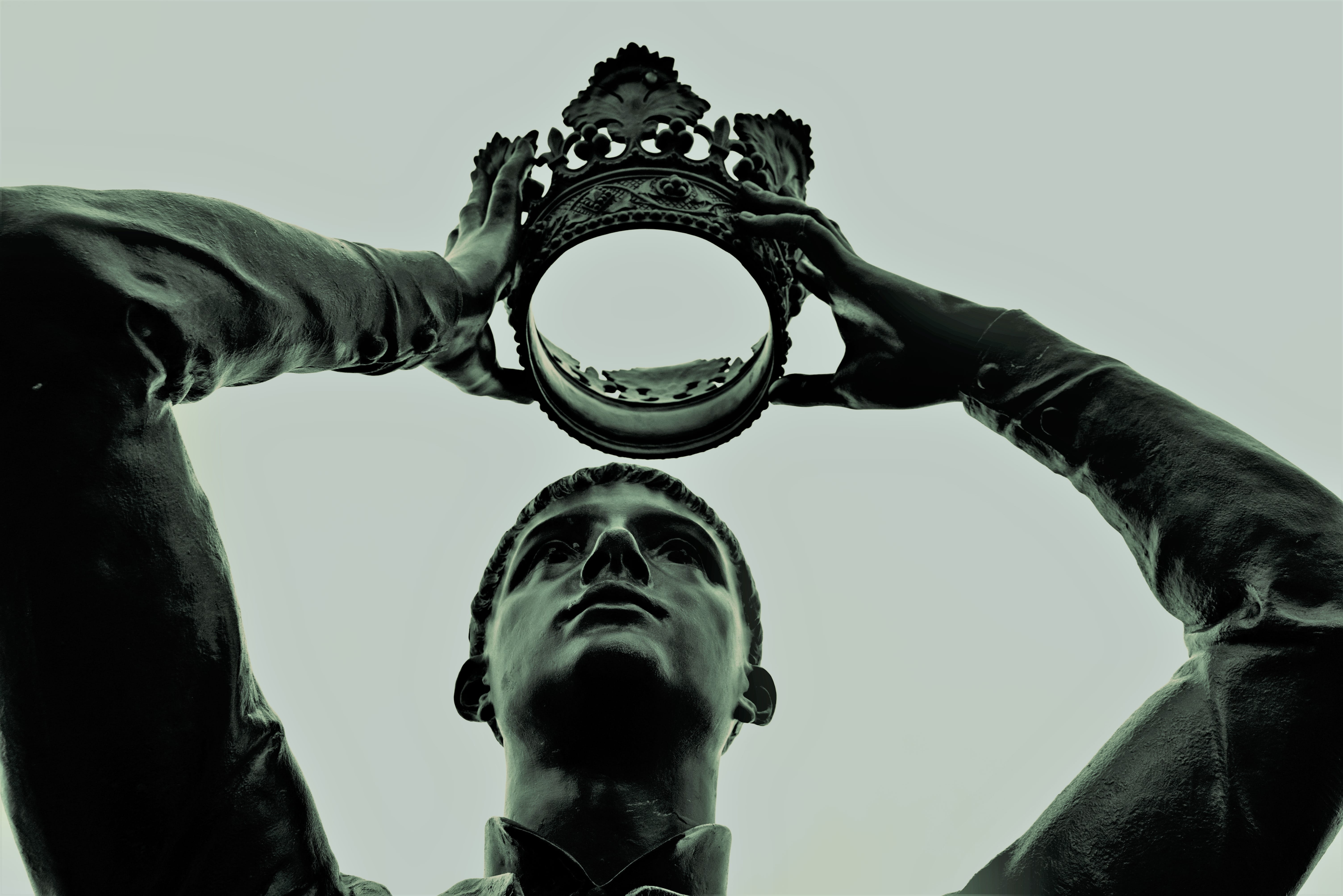 low angle view, 5K, portrait, clear sky, bronze, shakespeare, art and craft, stratford upon avon, crown, prince hal, lifestyles, human body part, day, HD Wallpaper