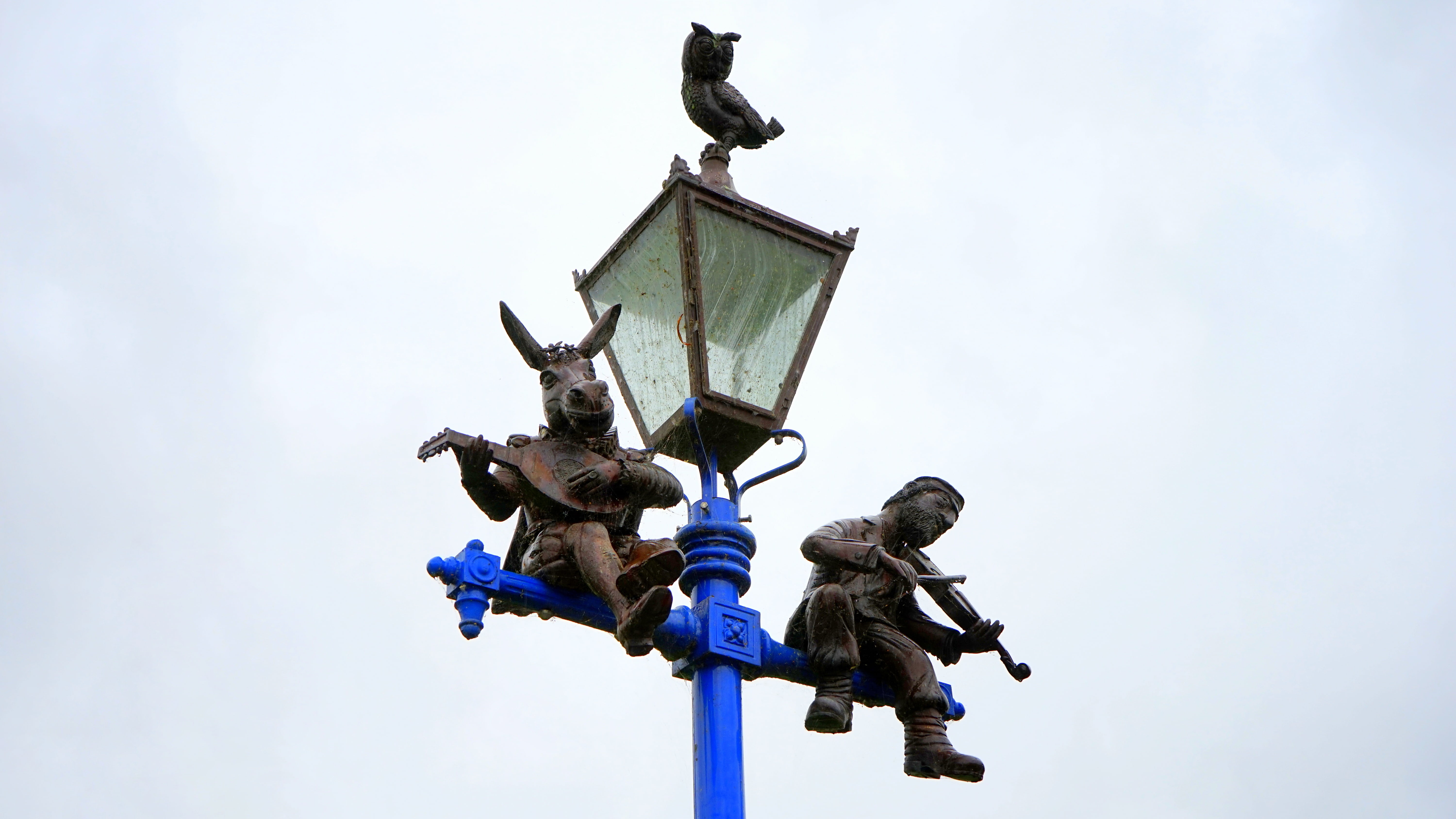 clear sky, streetlamp, outdoors, nature, lighting, post, antique, bird, design, day, animals in the wild, lamppost, light, animal wildlife, sky, motion, HD Wallpaper