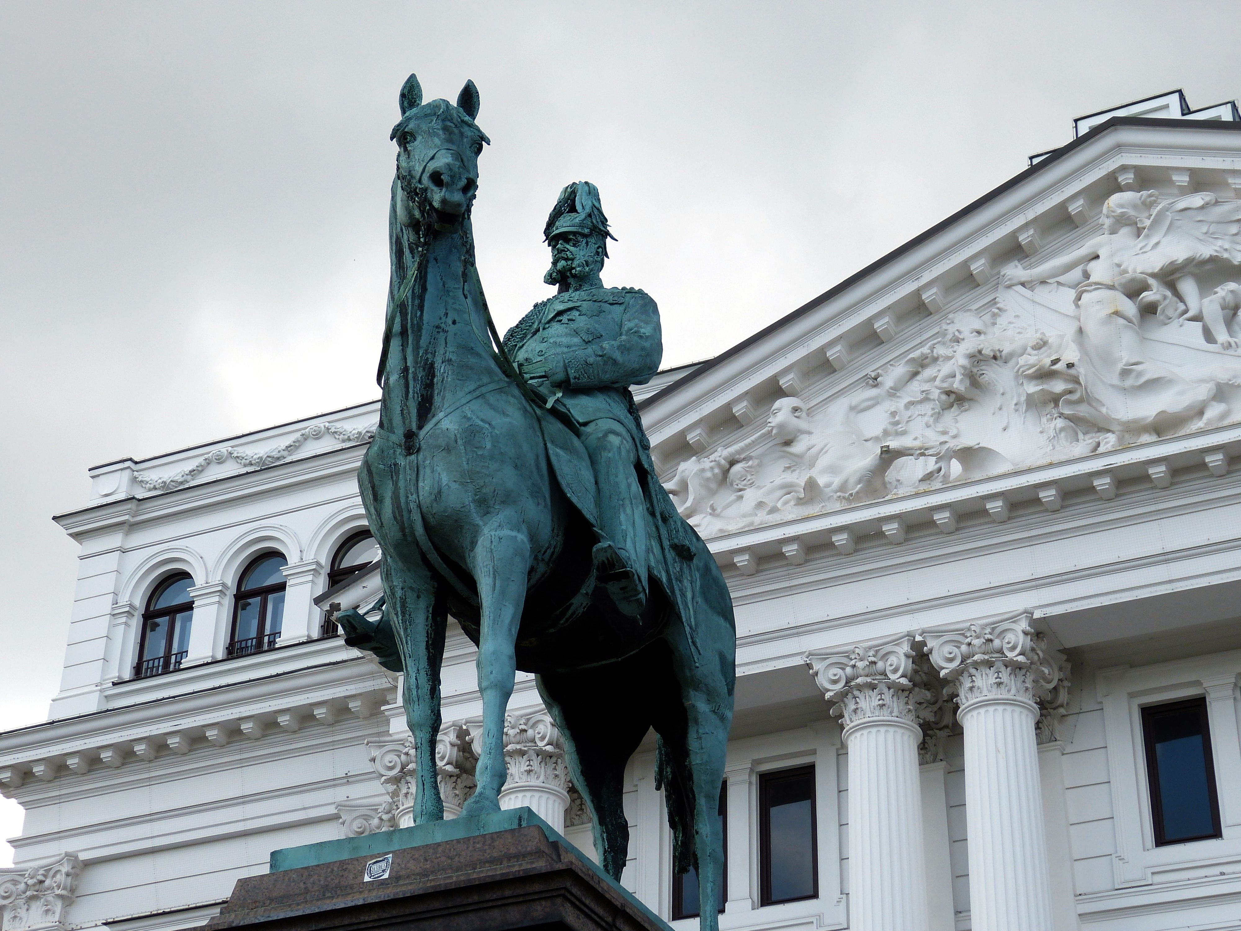 sky, sculpture, history, architectural column, town hall, outdoors, relief, the past, creativity, built structure, emperor, europe, horse, famous Place, HD Wallpaper