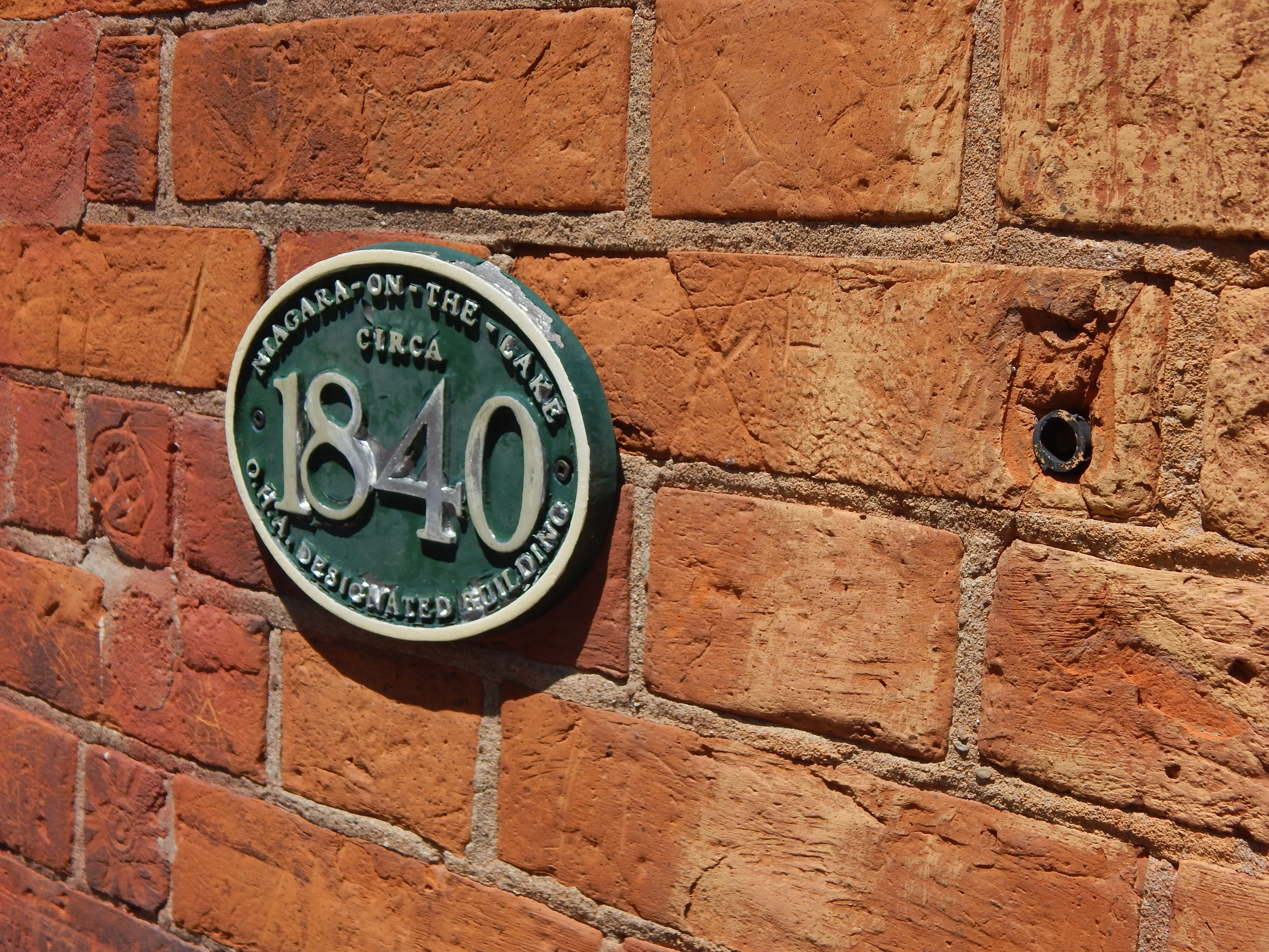outdoors, circle, architecture, no people, wall - building feature, communication, Protected, built structure, old, Wall, day, 4K, brick, plaque, sign, HD Wallpaper