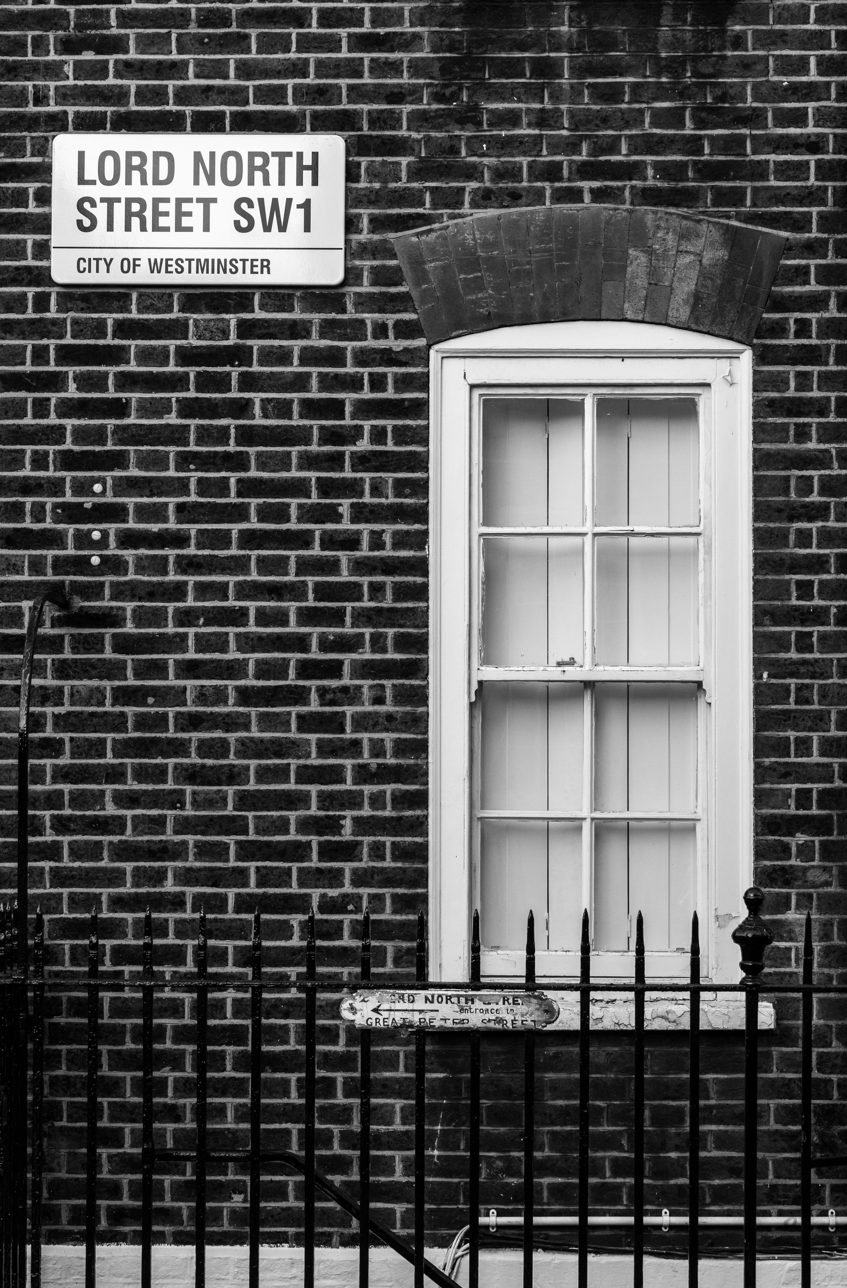 silhouette, city, railing, house, wall, brick wall, architecture, white, banister, curtain, no people, lord, black and white, bush, lord north street, black, Phone HD Wallpaper
