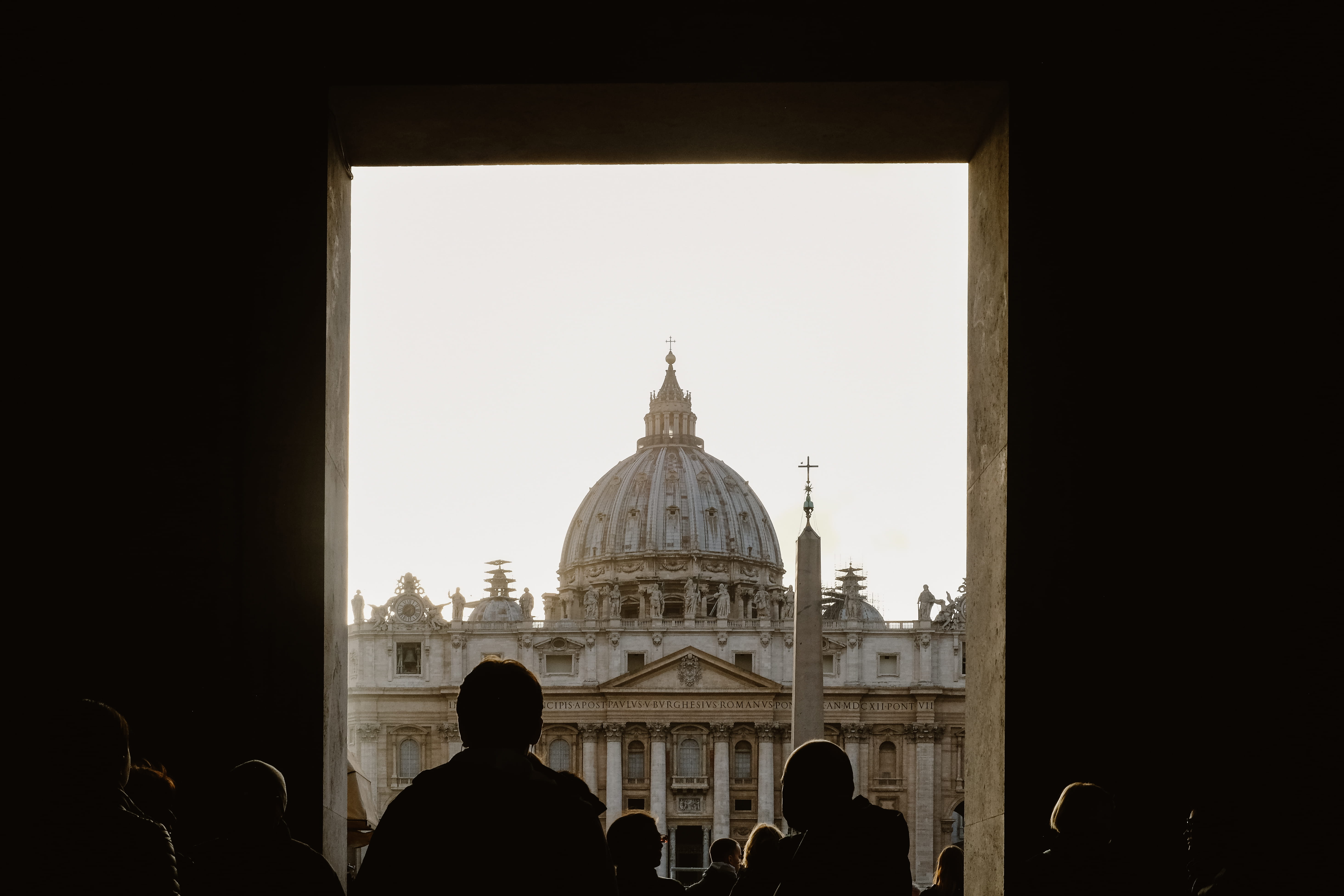 outdoors, travel destinations, group of people, architecture, peter, place of worship, square, sky, arch, dome, spirituality, real people, crowd, 5K, tourism, HD Wallpaper
