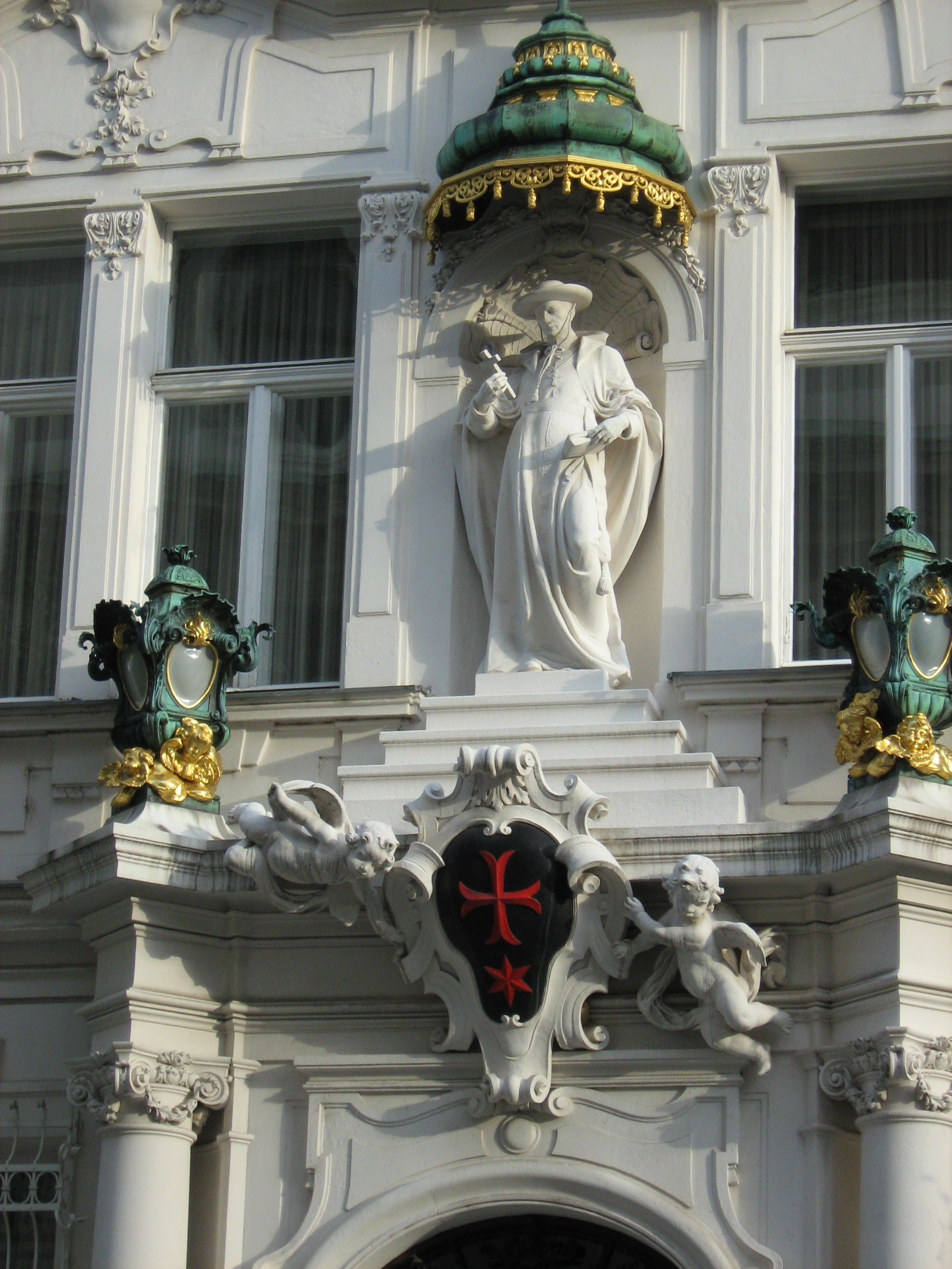 day, ornate, outdoors, sculpture, architectural column, mansion, wien, 2K, craft, kreuzherren mit dem roten stern, representation, low angle view, the façade of the, Phone HD Wallpaper