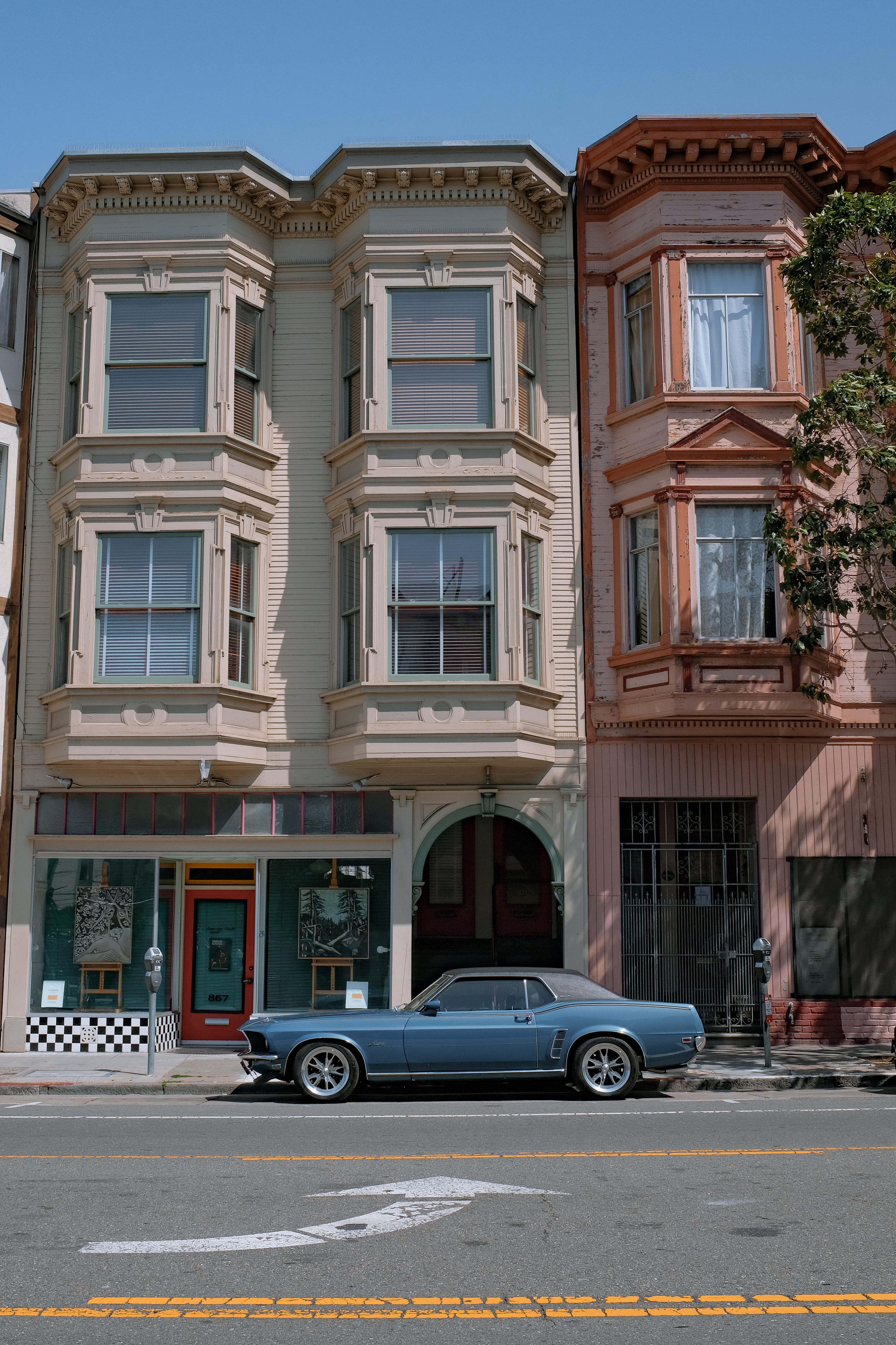 car, row house, building, front, sunlight, near, window apartments, outdoors, vintage facade, mode of transportation, nature, 4K, facade, victorian, ford, Phone HD Wallpaper