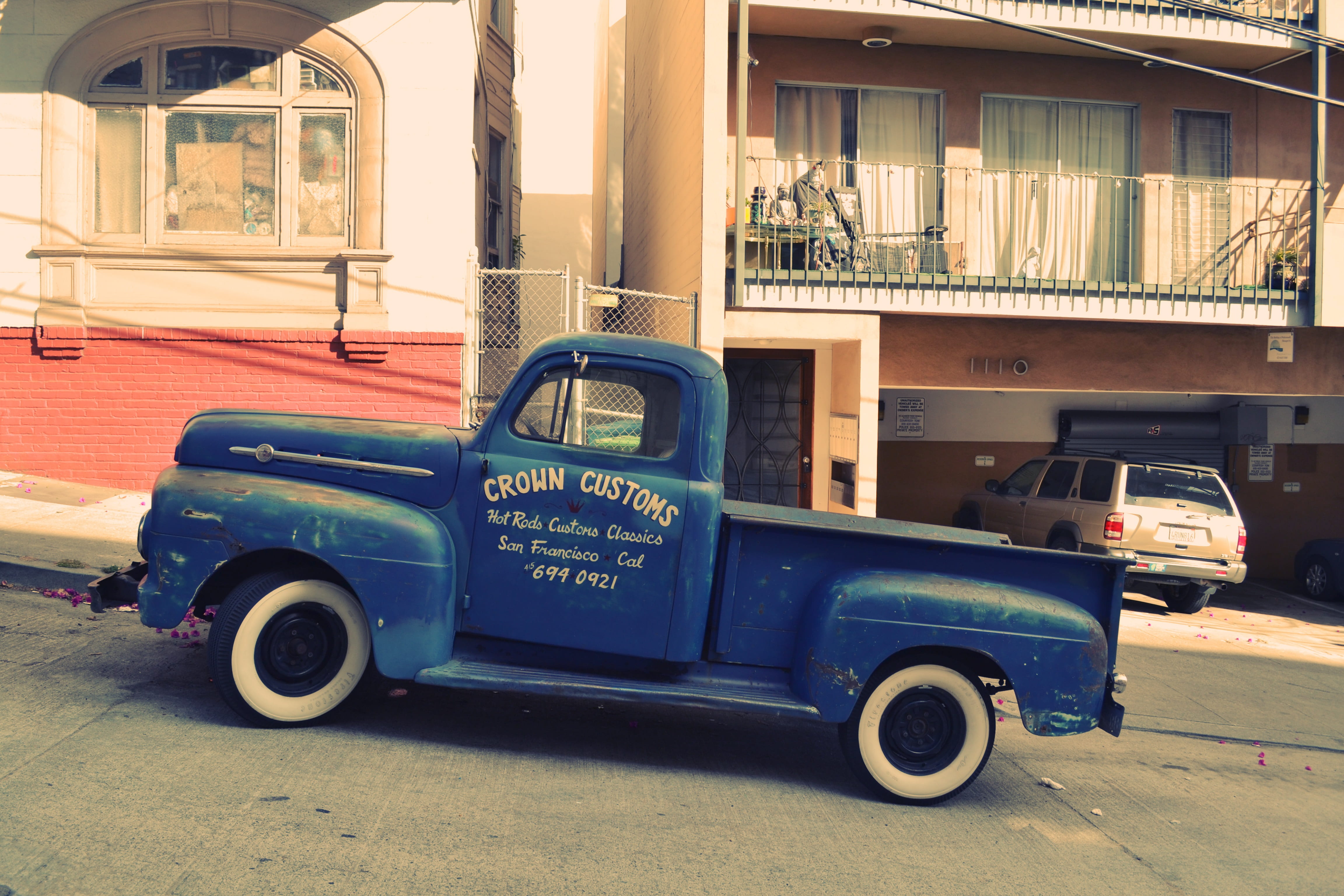 mode of transportation, city, business, oldtimer, day, land vehicle, old, building exterior, beside, stationary, blue, outdoors, 4K, vehicle, built structure, HD Wallpaper