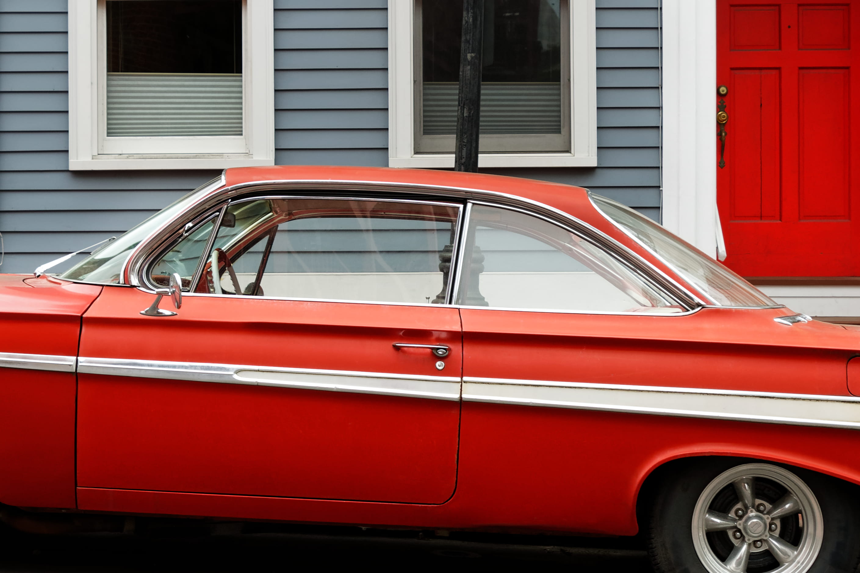 coupe, parked, retro, housing development, luxury, no people, reflection, white, parking, building, wooden, glass - material, near, residential district, HD Wallpaper