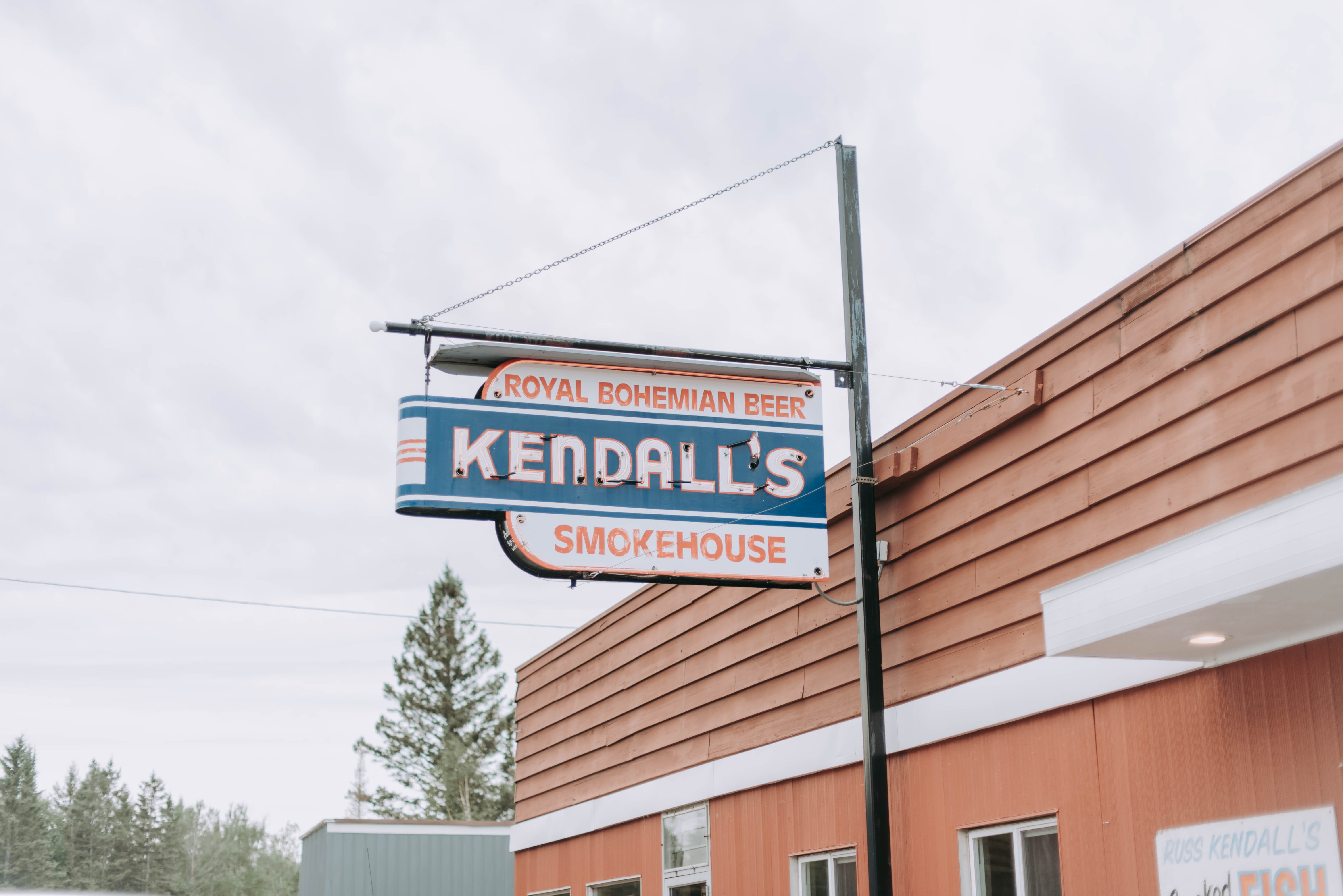 tree, vegetation, abies, western script, information sign, architecture, word, outdoors, fir, motel, building exterior, cafeteria, brick, kendall, information, HD Wallpaper