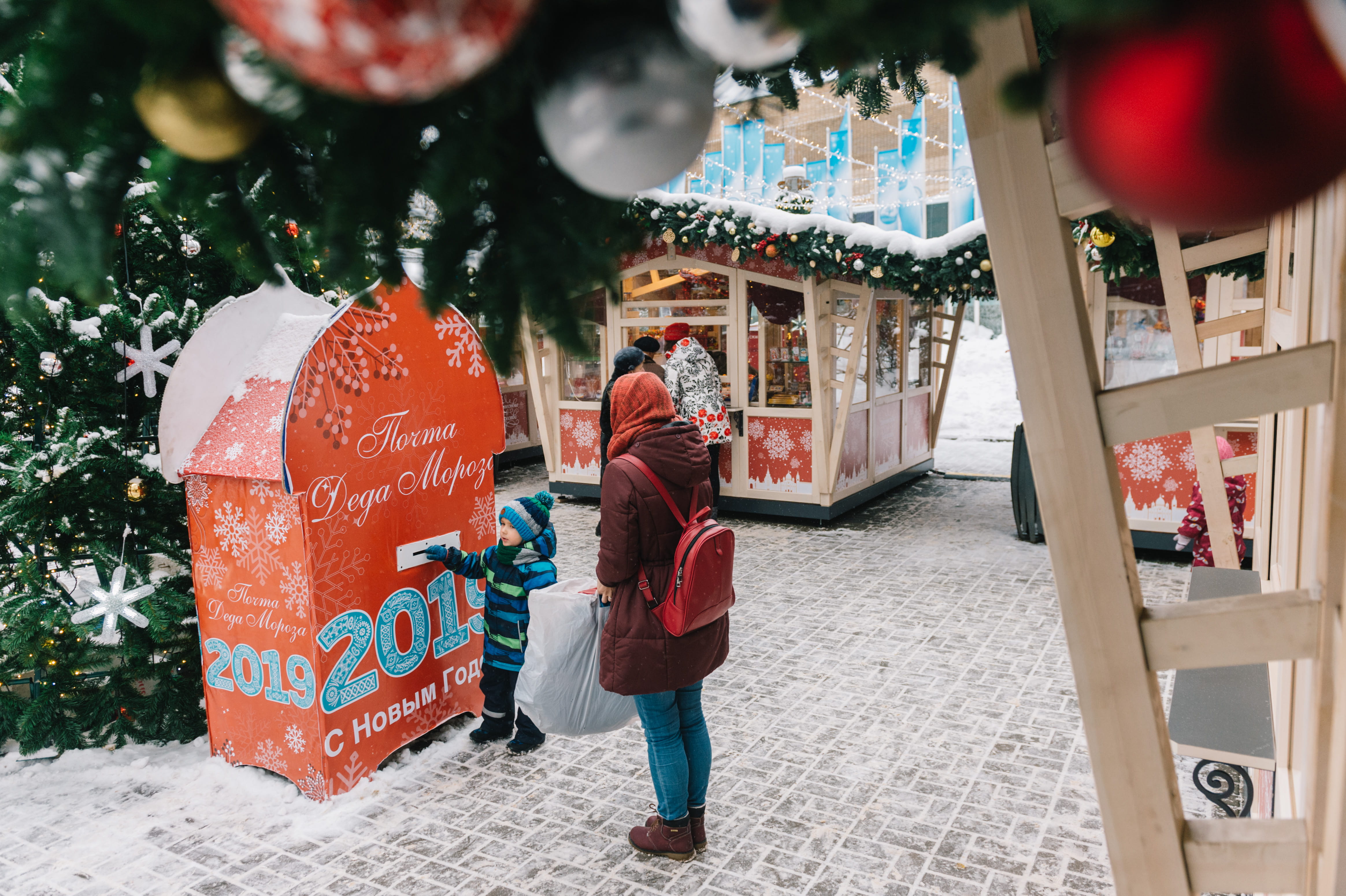 males, market, architecture, winter, booth, toddler, child, rear view, decoration, women, woman, street, full length, urban, adult, daylight, merchant, HD Wallpaper