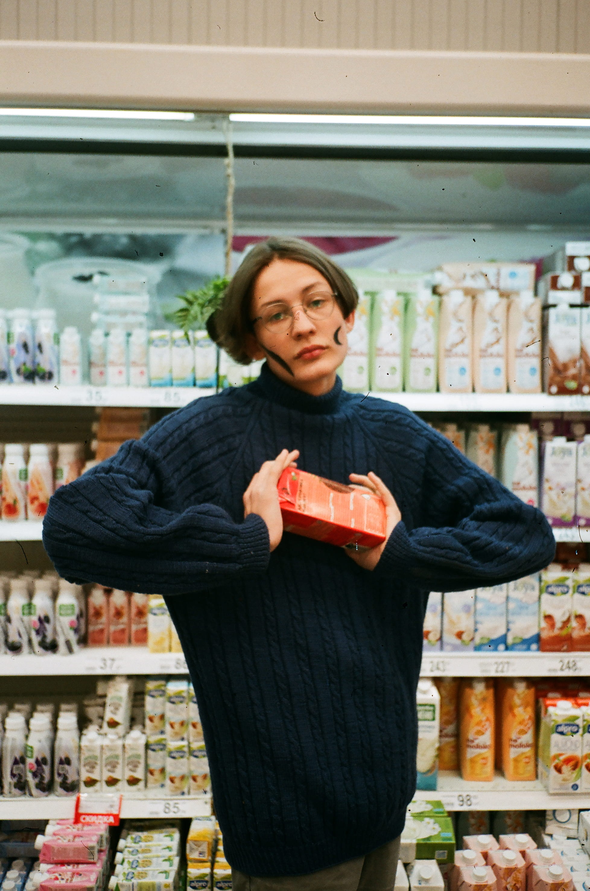 adult, stock, 2K, shelf, choose, sweaters, one person, choice, wear, person, shopping, blue, option, wearing, woman, sweater, food and drink, young adult, Phone HD Wallpaper