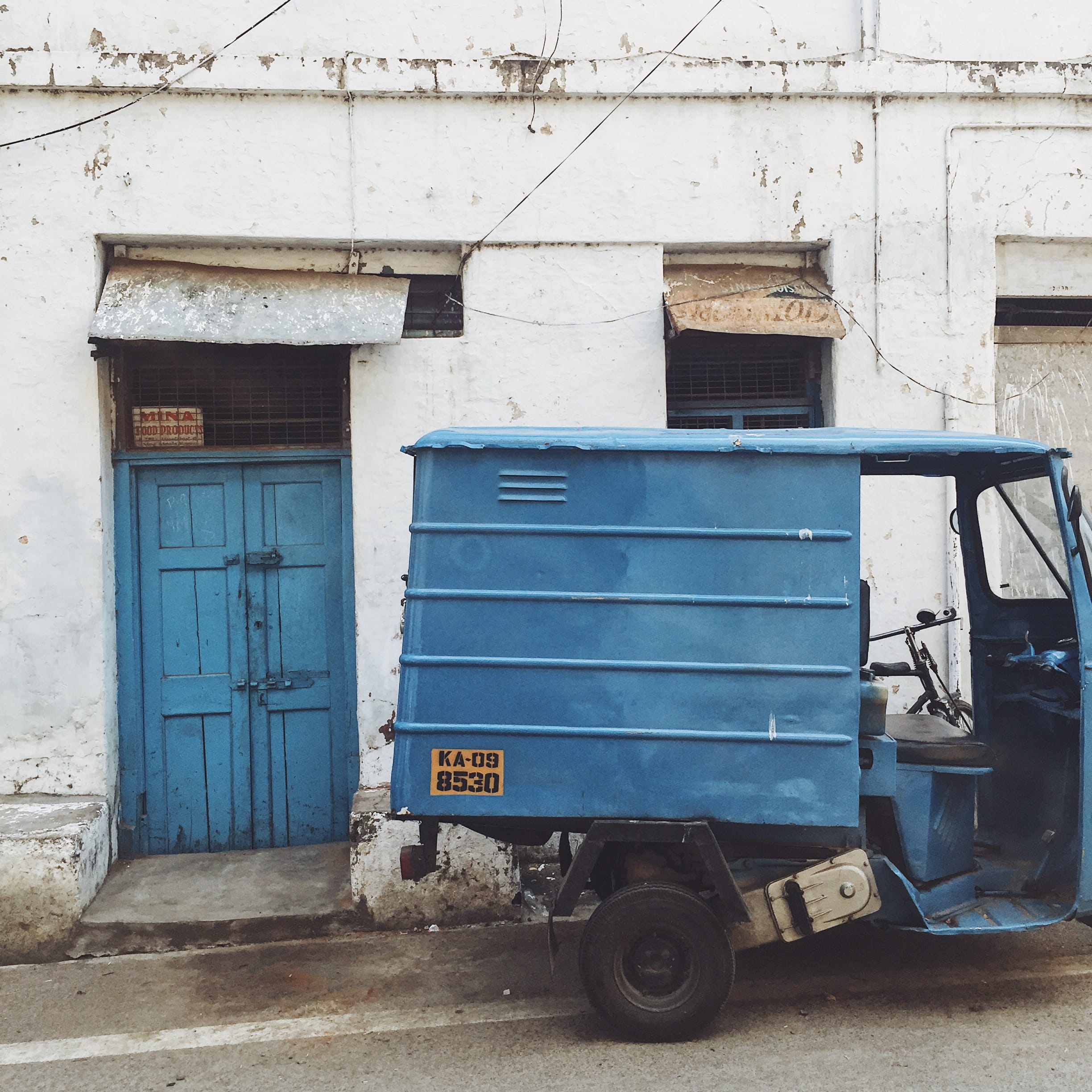 window, white, building exterior, building, house, auto, contemporary, 1080P, mode of transportation, india, architecture, garage, entrance, old, blue, Phone HD Wallpaper