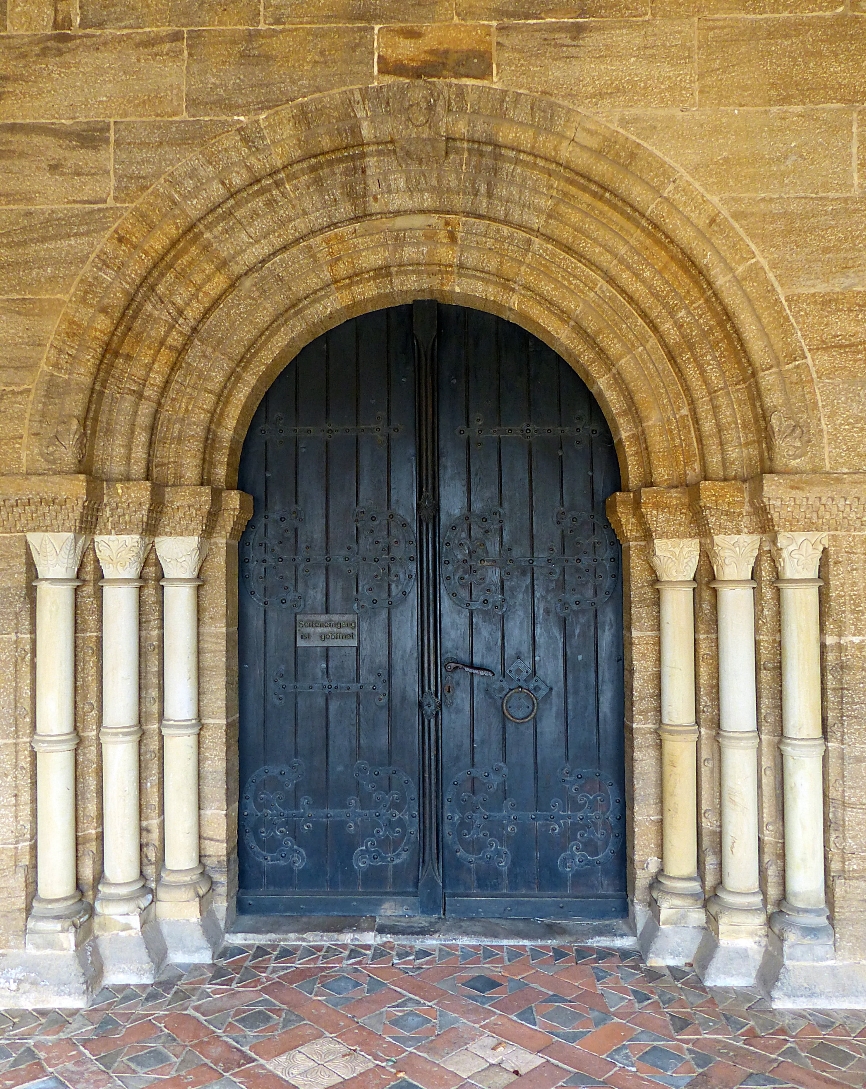 outdoors, architectural column, old door, ornament, 2K, history, nature, ancient, arch, doorway, day, wood, the past, travel, entrance, tourism, colonnade, Phone HD Wallpaper
