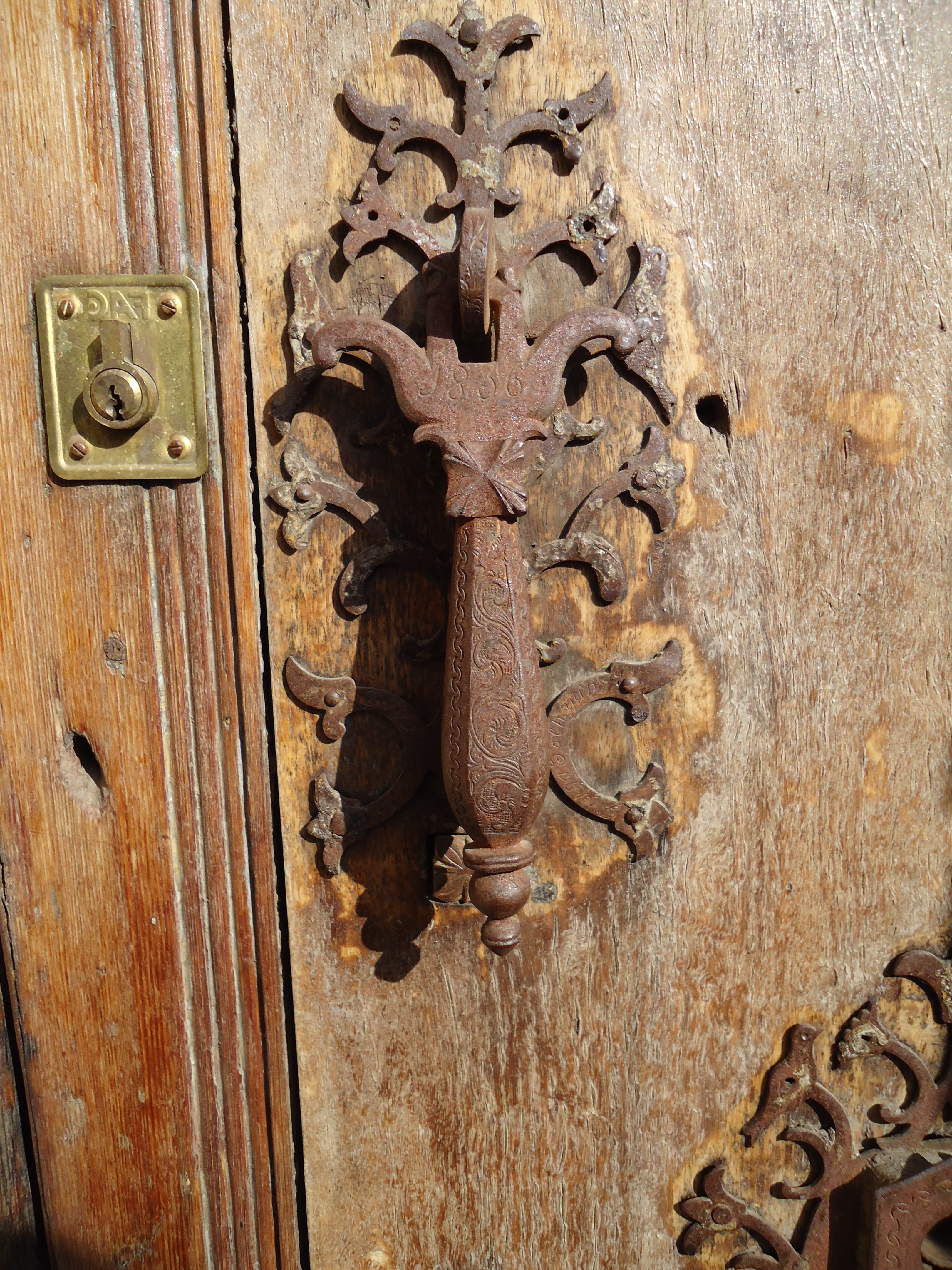 full frame, metal, carving, door knocker, security, metallic, old, design, no people, close-up, wood - material, iron, entrance, key, craft, latch, closed, Phone HD Wallpaper