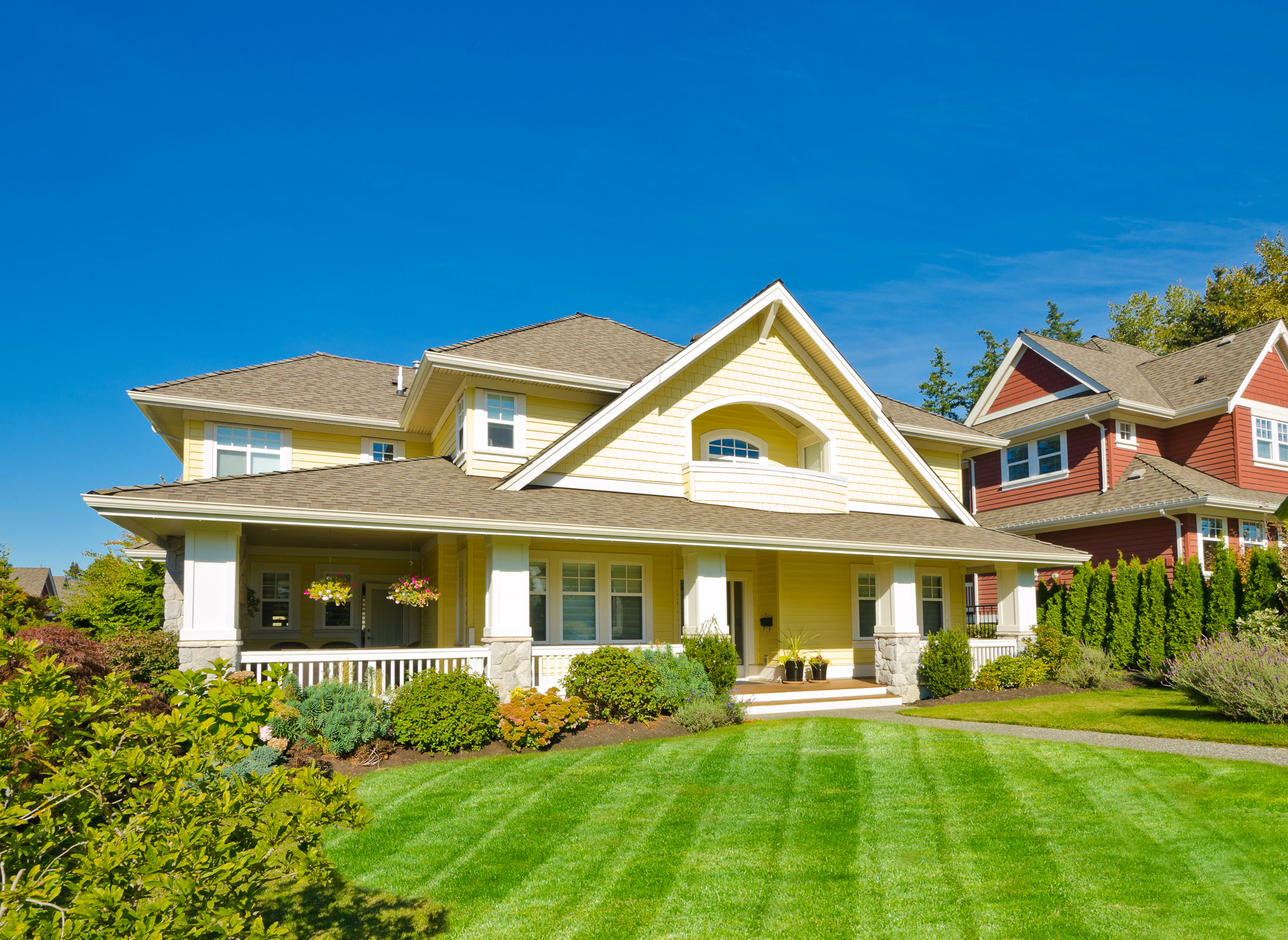 the sky, lawn, beige, home, Sunny, 2K, mansion, home ownership, design, blue, outdoors, grass, upper class, luxury, built structure, garage, suburb, tree, HD Wallpaper