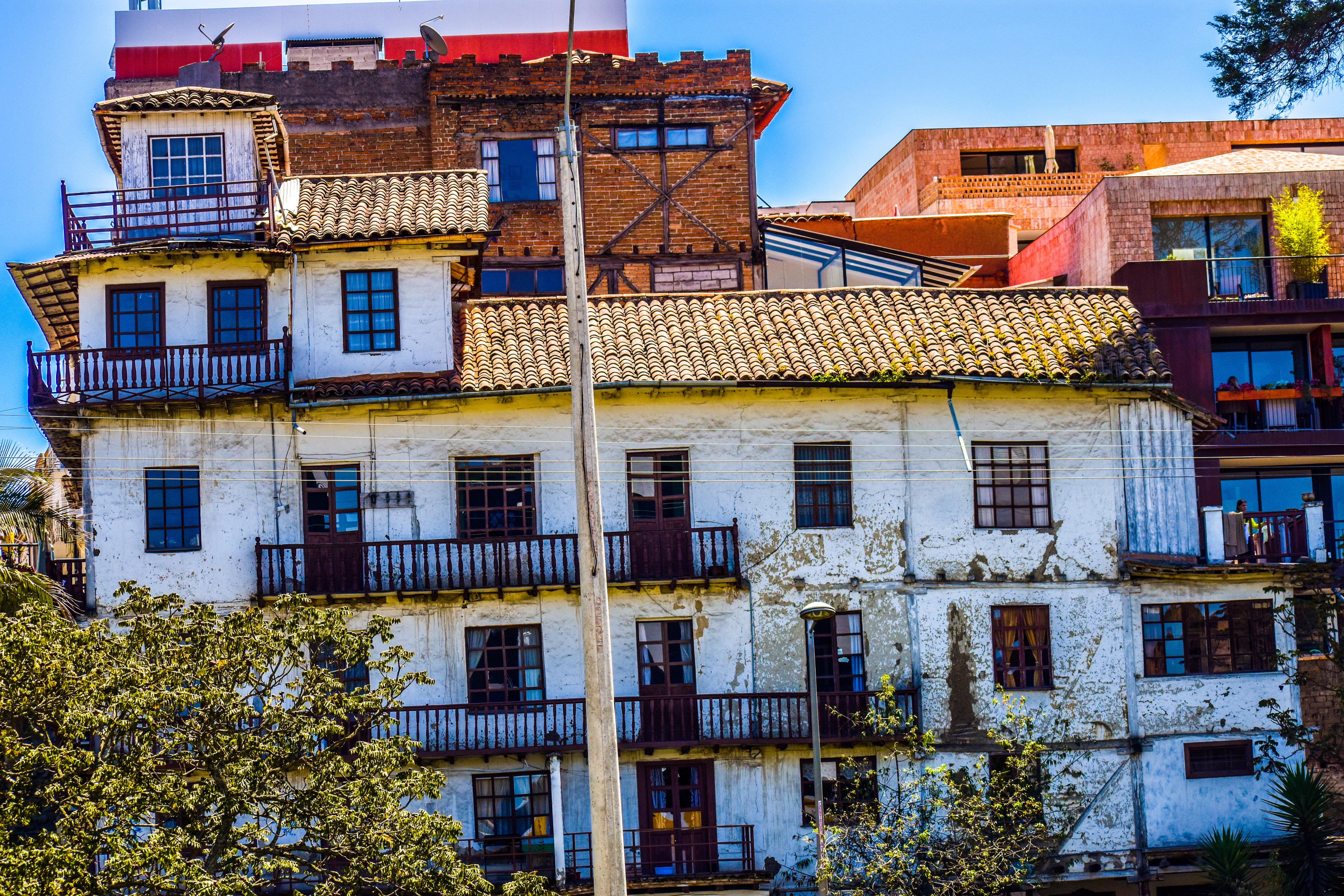 low angle view, outdoors, house, 5K, fire escape, old, built structure, residential district, nature, day, window, the ravine, balcony, city, building exterior, HD Wallpaper