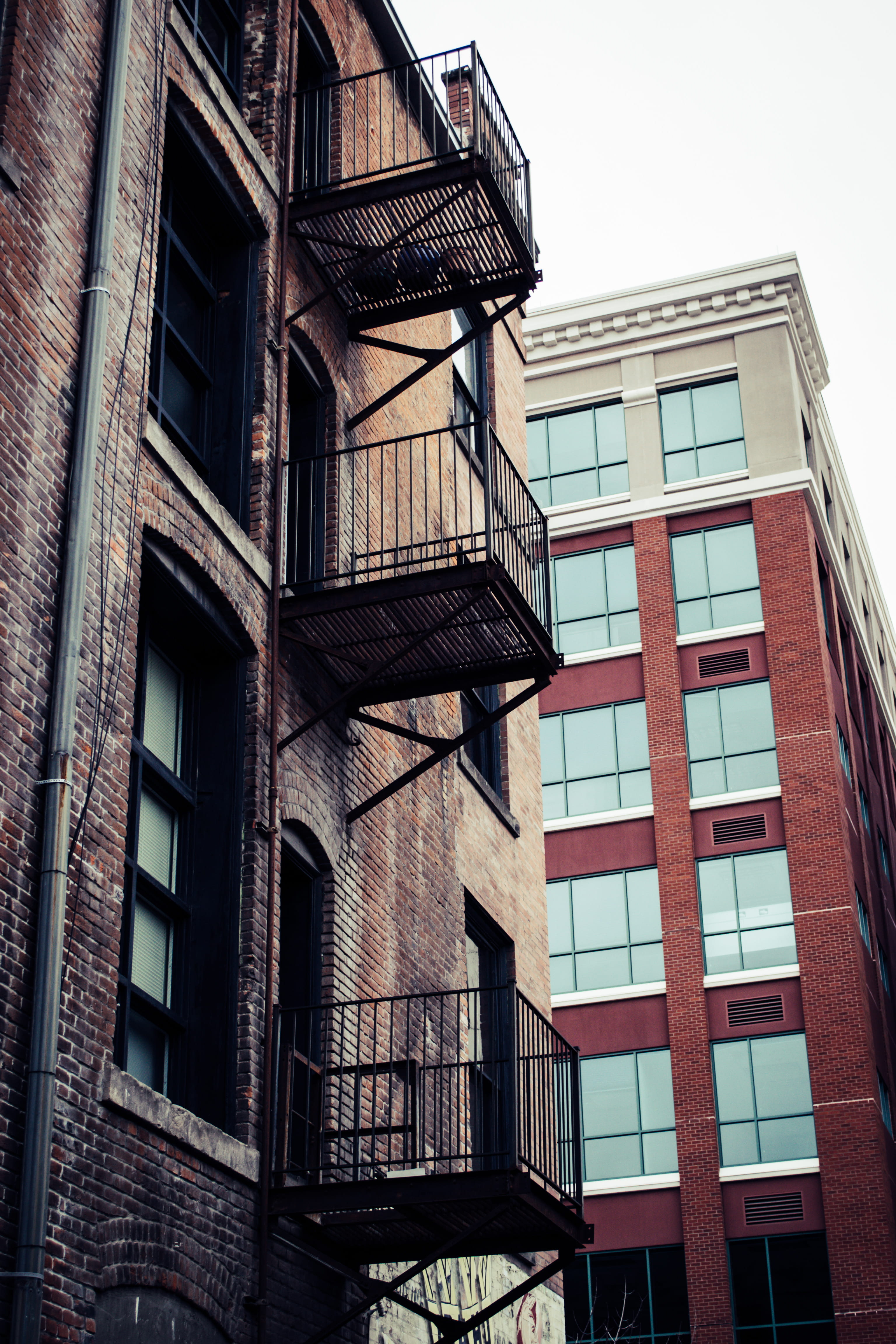 apartment, glass items, built structure, building exterior, fire escape, window, staircase, sky, brick, 4K, color, clear sky, city, modern, wall, vintage, Phone HD Wallpaper