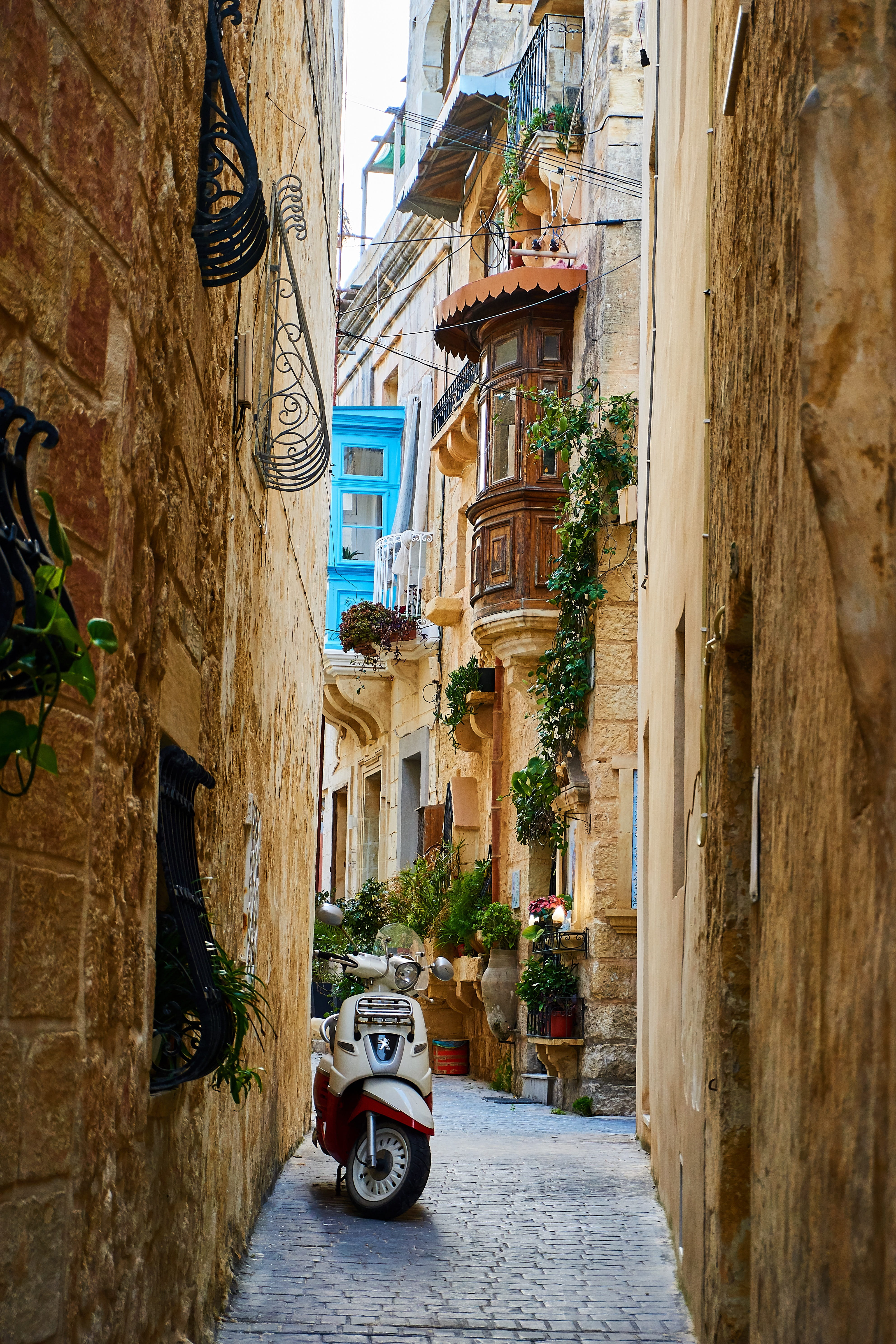 romantic, road, land vehicle, scooter, residential district, mediterranean, 5K, nature, motor vehicle, car, italy, travel, outdoors, street, narrow, built structure, Phone HD Wallpaper