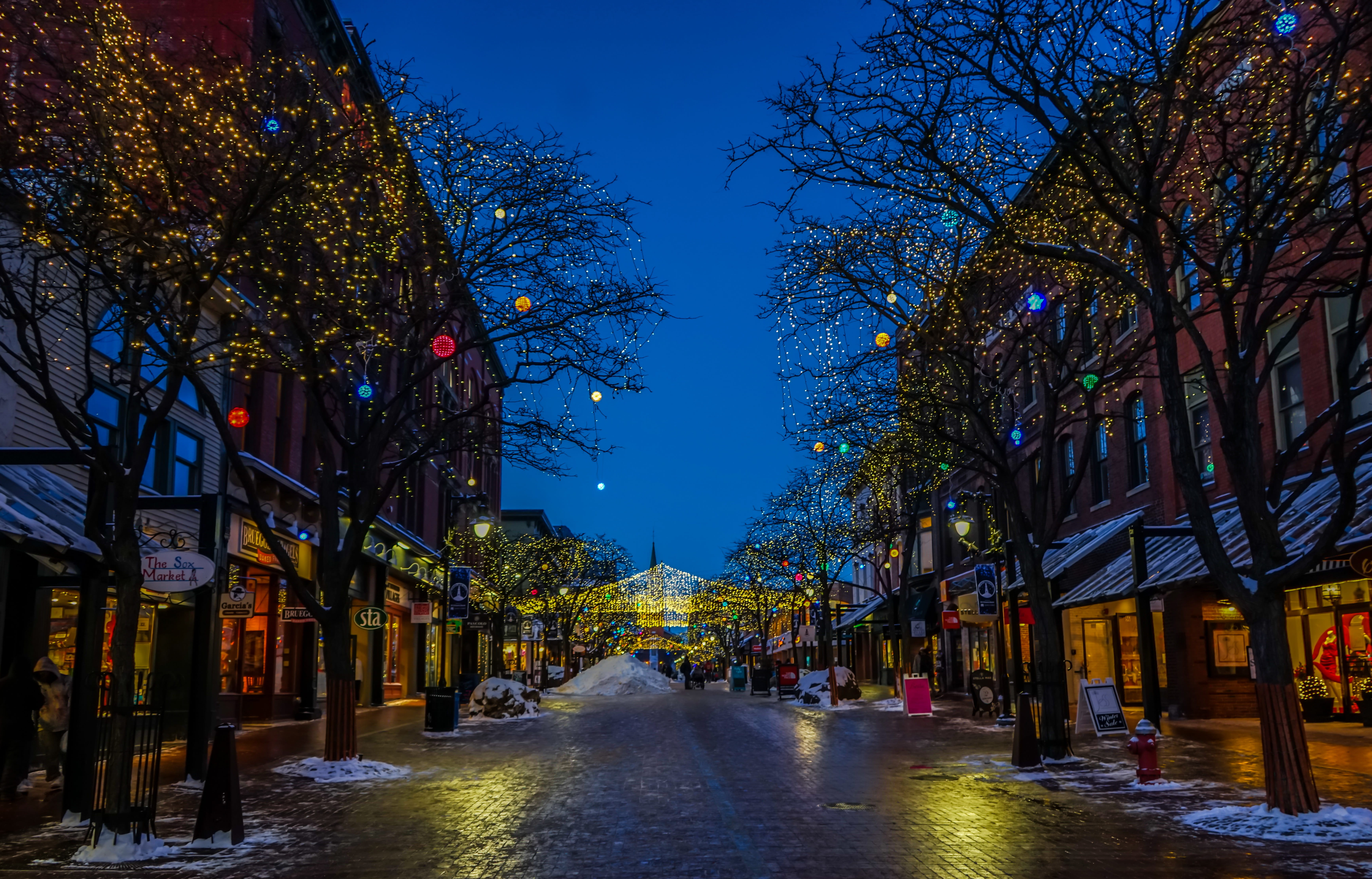 built structure, landmark, burlington, illuminated, city, architecture, 5K, night, church, building, snow, concrete, cityscape, direction, lighting equipment, HD Wallpaper