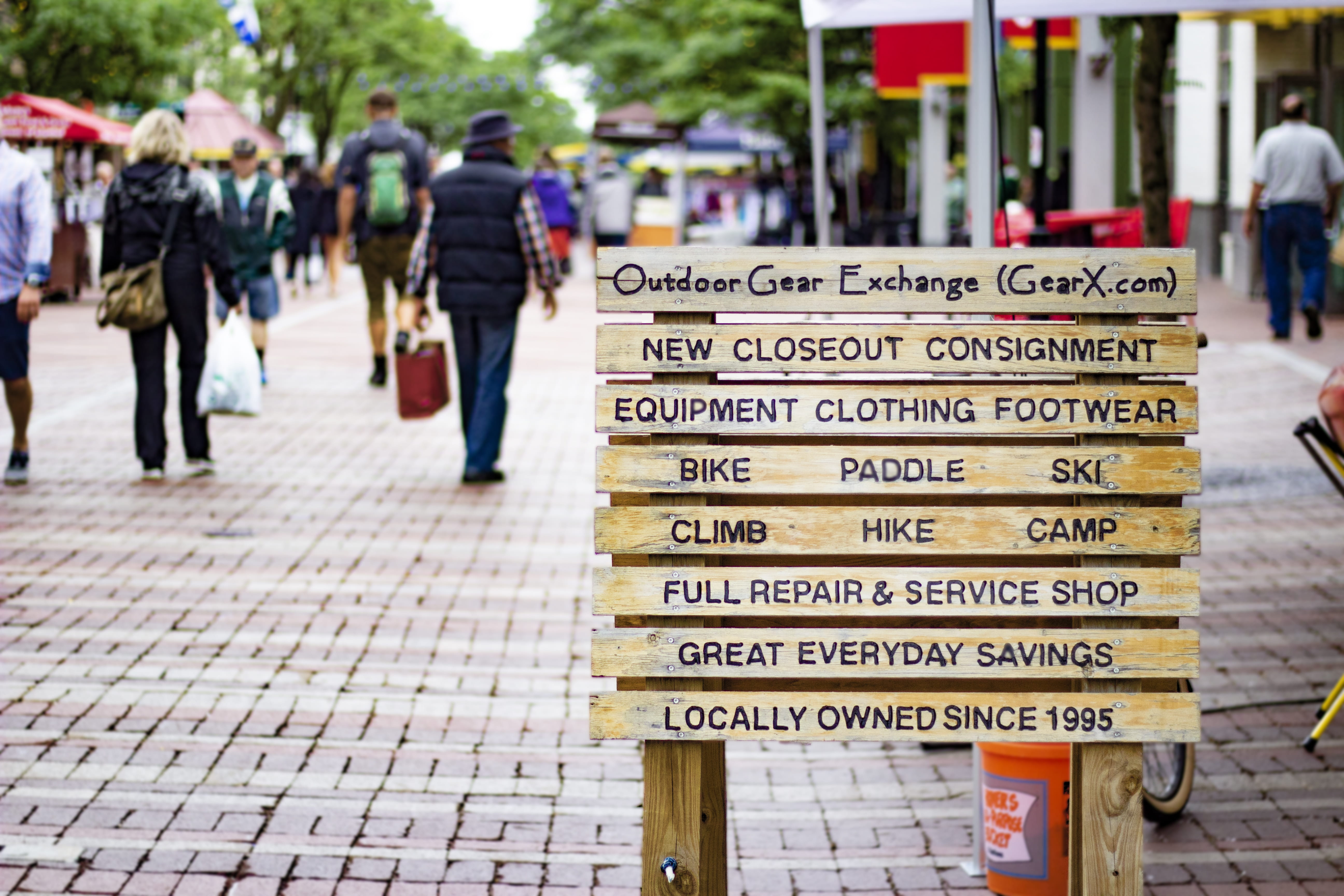 apparel, human, people, sign, information sign, group of people, walking, street sign, store, focus on foreground, non-western script, communication, incidental people, HD Wallpaper